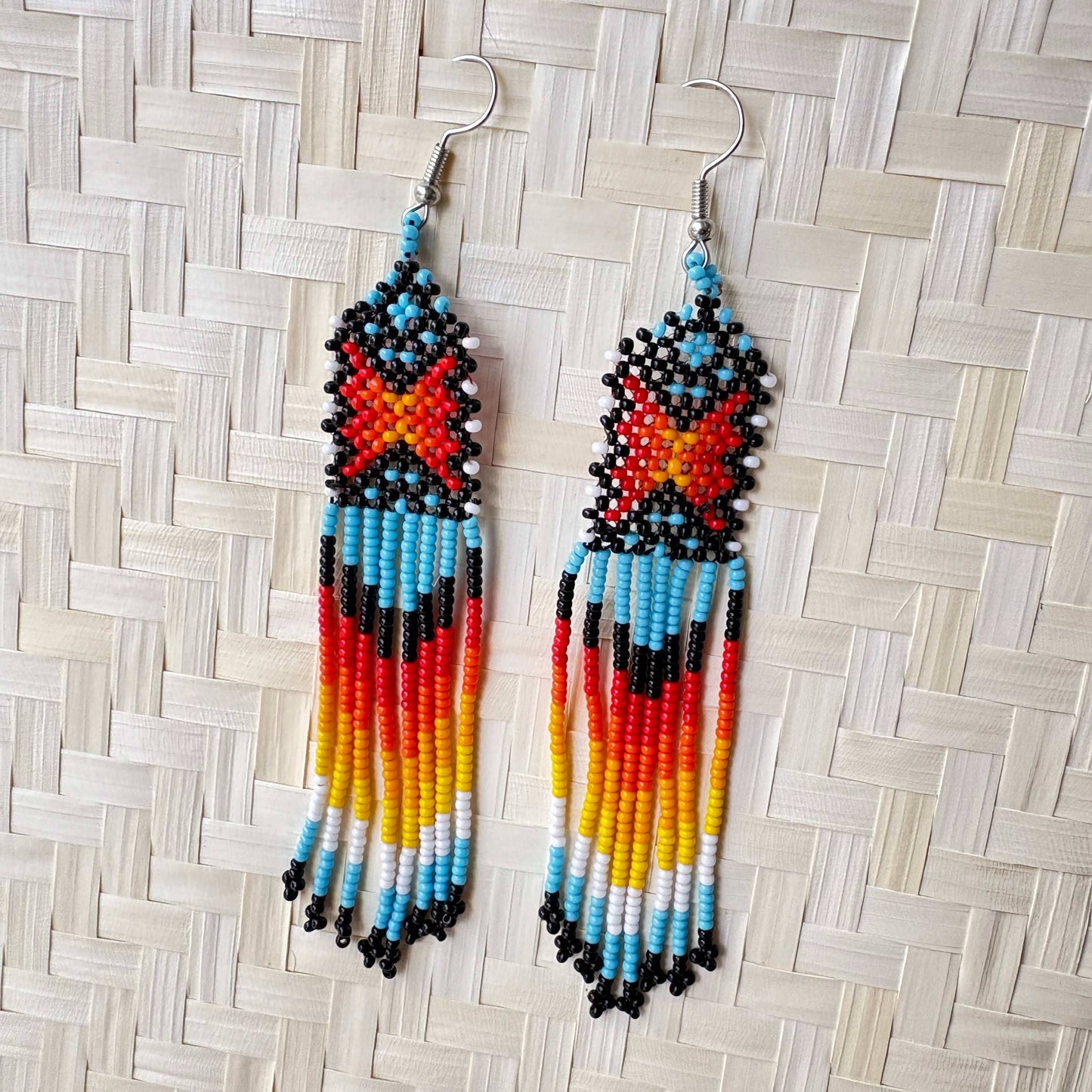 Boucles d'oreilles en perles de verre (miçanga) - bleu croix rouge et jaune - Ethnie Wai Wai Boucles d'oreilles Ethnie Wai Wai localisée dans les états de l' Amazonas, Pará et Roraima dans le Nord du Brésil. 