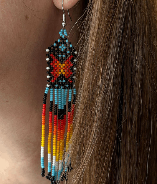 Boucles d'oreilles en perles de verre (miçanga) - bleu croix rouge et jaune - Ethnie Wai Wai Boucles d'oreilles Ethnie Wai Wai localisée dans les états de l' Amazonas, Pará et Roraima dans le Nord du Brésil. 
