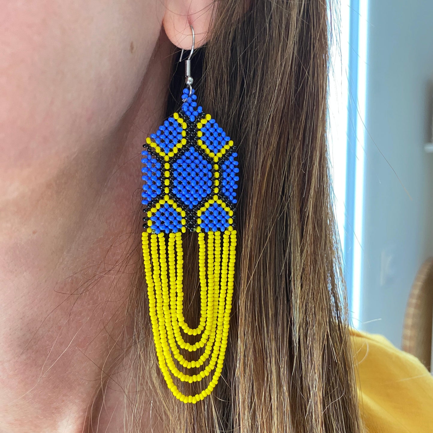Boucles d'oreilles en perles de verre (Miçanga) - bleu et jaune - Ethnie Kayapo Boucles d'oreilles Ethnie Kayapo, localisée dans l'état du Pará au nord du Brésil 