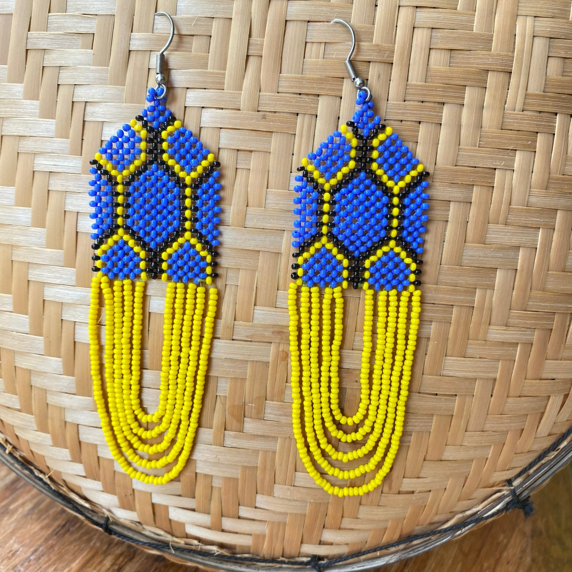 Boucles d'oreilles en perles de verre (Miçanga) - bleu et jaune - Ethnie Kayapo Boucles d'oreilles Ethnie Kayapo, localisée dans l'état du Pará au nord du Brésil 