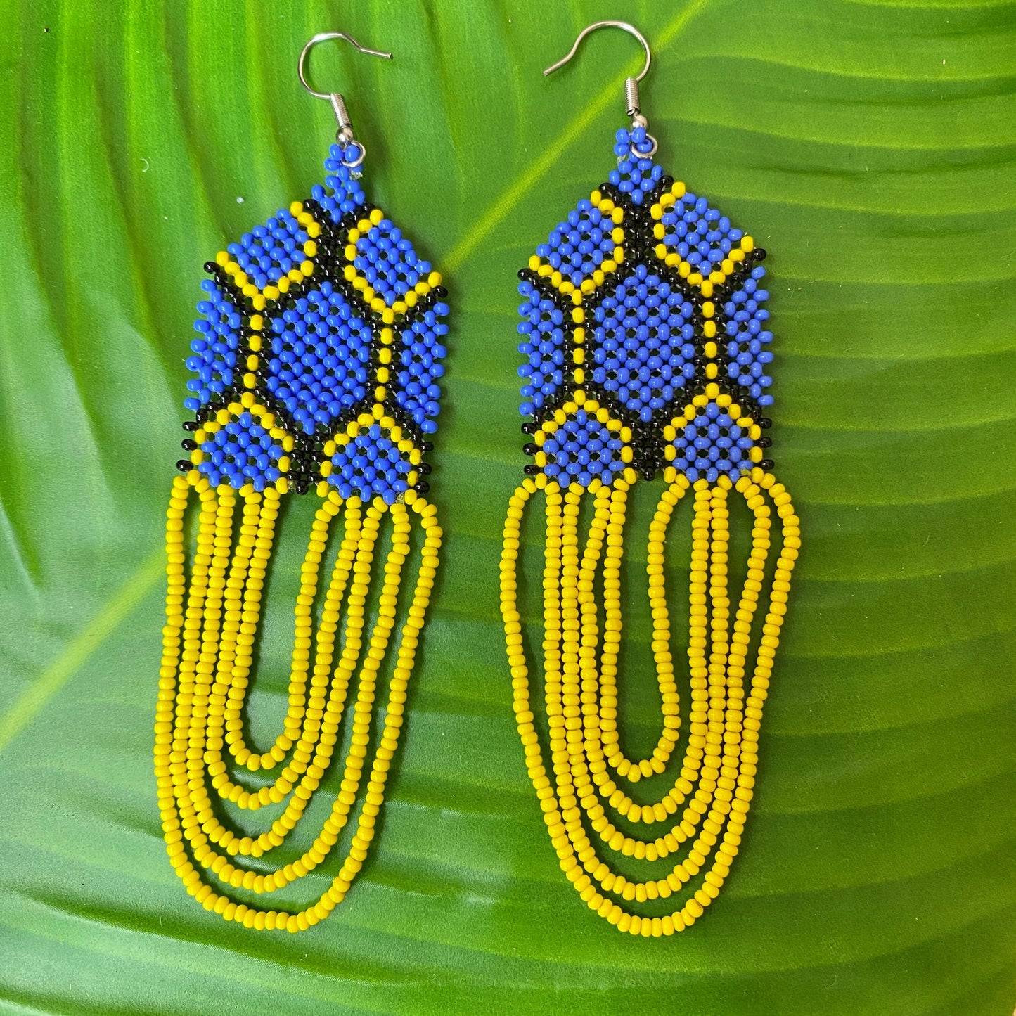Boucles d'oreilles en perles de verre (Miçanga) - bleu et jaune - Ethnie Kayapo Boucles d'oreilles Ethnie Kayapo, localisée dans l'état du Pará au nord du Brésil 