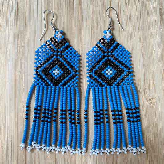 Boucles d'oreilles en perles de verre (miçanga) - Bleu et noir pointes blanches - Ethnie Wai Wai Boucles d'oreilles Ethnie Wai Wai localisée dans les états de l' Amazonas, Pará et Roraima dans le Nord du Brésil. 