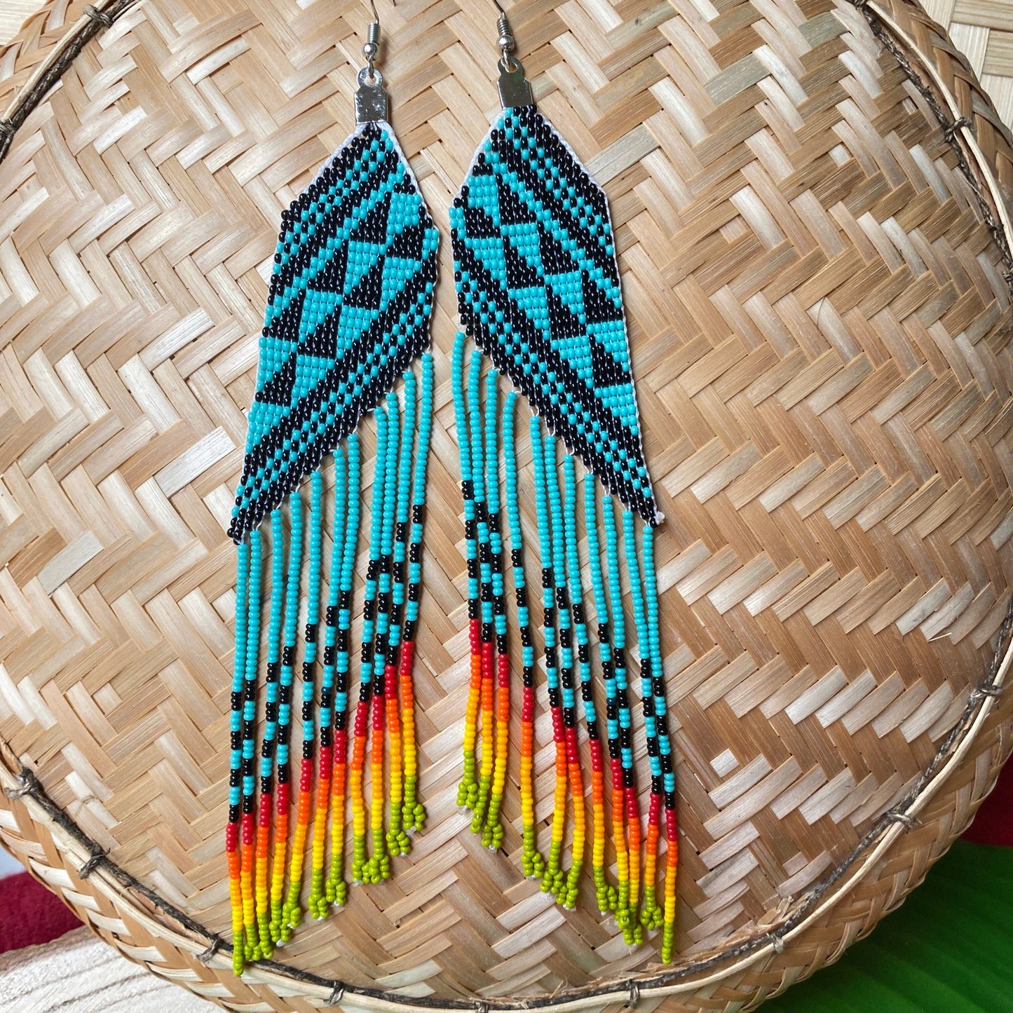 Boucles d'oreilles en perles de verre (Miçanga) - bleu et noir triangles - Ethnie Tapirapé Boucles d'oreilles Ethnie Tapirapé, localisée dans le Parc Indigène du Xingu dans l' état du Mato Grosso au Centre-Ouest du Brésil. 