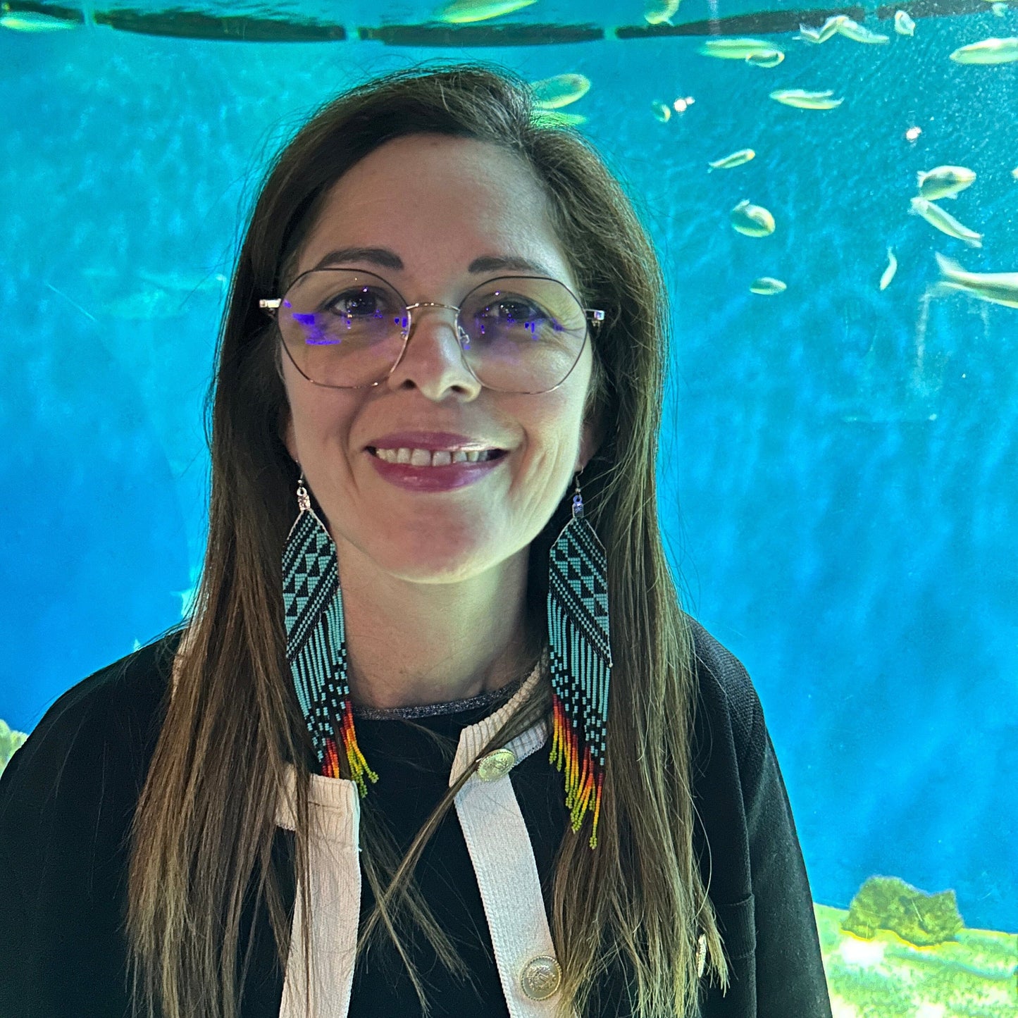 Boucles d'oreilles en perles de verre (Miçanga) - bleu et noir triangles - Ethnie Tapirapé Boucles d'oreilles Ethnie Tapirapé, localisée dans le Parc Indigène du Xingu dans l' état du Mato Grosso au Centre-Ouest du Brésil. 