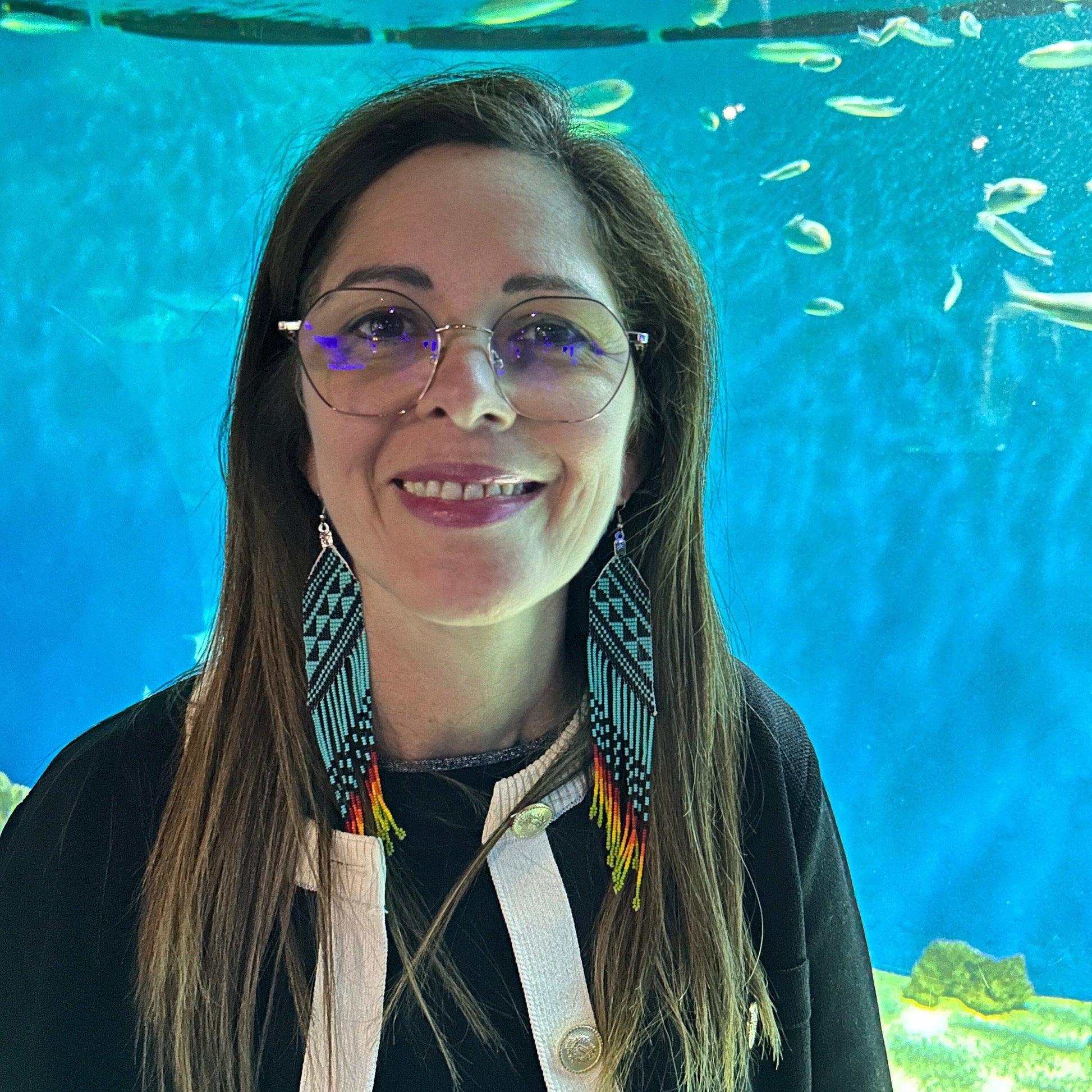 Boucles d'oreilles en perles de verre (Miçanga) - bleu et noir triangles - Ethnie Tapirapé Boucles d'oreilles Ethnie Tapirapé, localisée dans le Parc Indigène du Xingu dans l' état du Mato Grosso au Centre-Ouest du Brésil. 