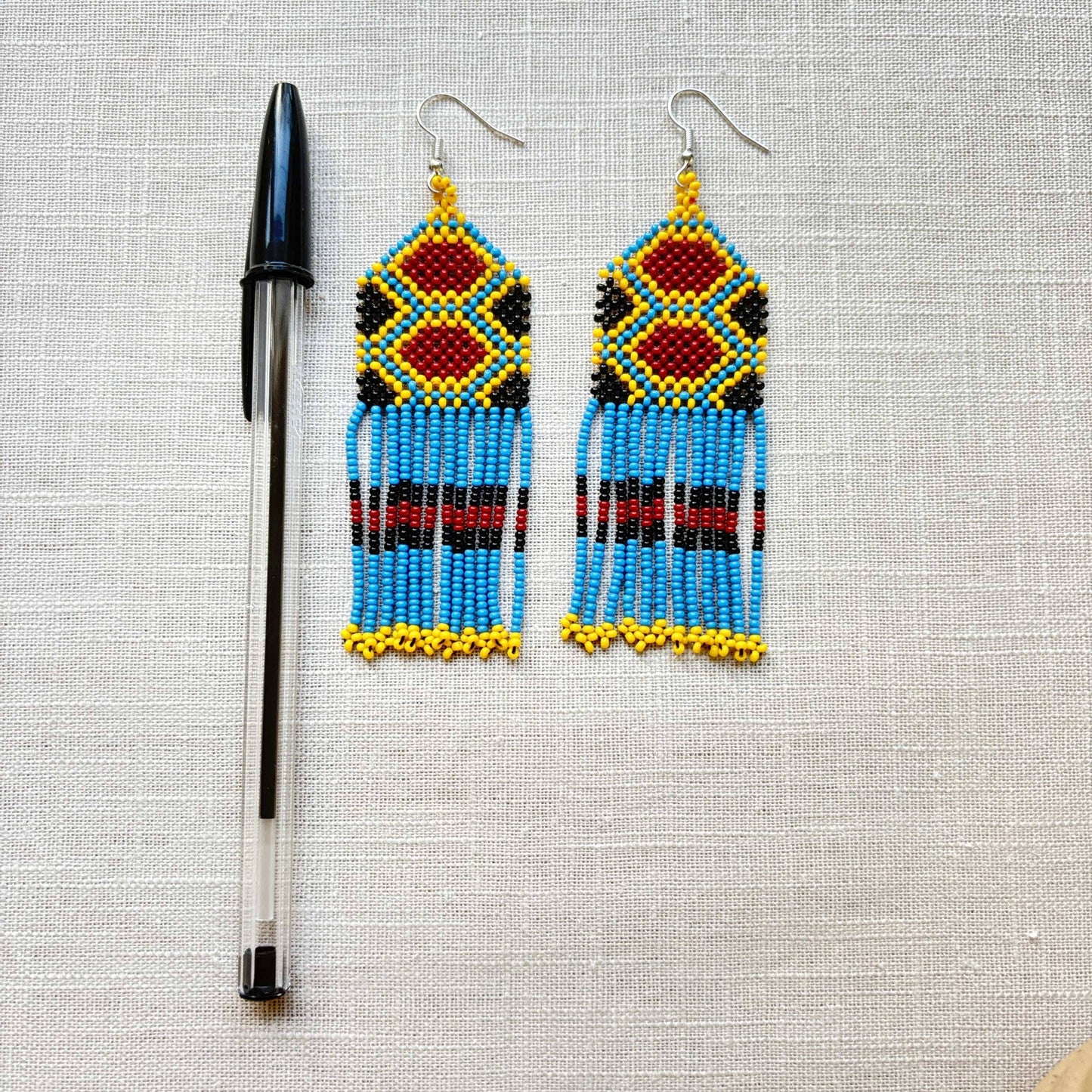 Boucles d'oreilles en perles de verre (miçanga) - bleu, marron et jaune - Ethnie Wai Wai Boucles d'oreilles Ethnie Wai Wai localisée dans les états de l' Amazonas, Pará et Roraima dans le Nord du Brésil. 