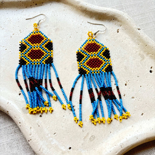 Boucles d'oreilles en perles de verre (miçanga) - bleu, marron et jaune - Ethnie Wai Wai Boucles d'oreilles Ethnie Wai Wai localisée dans les états de l' Amazonas, Pará et Roraima dans le Nord du Brésil. 