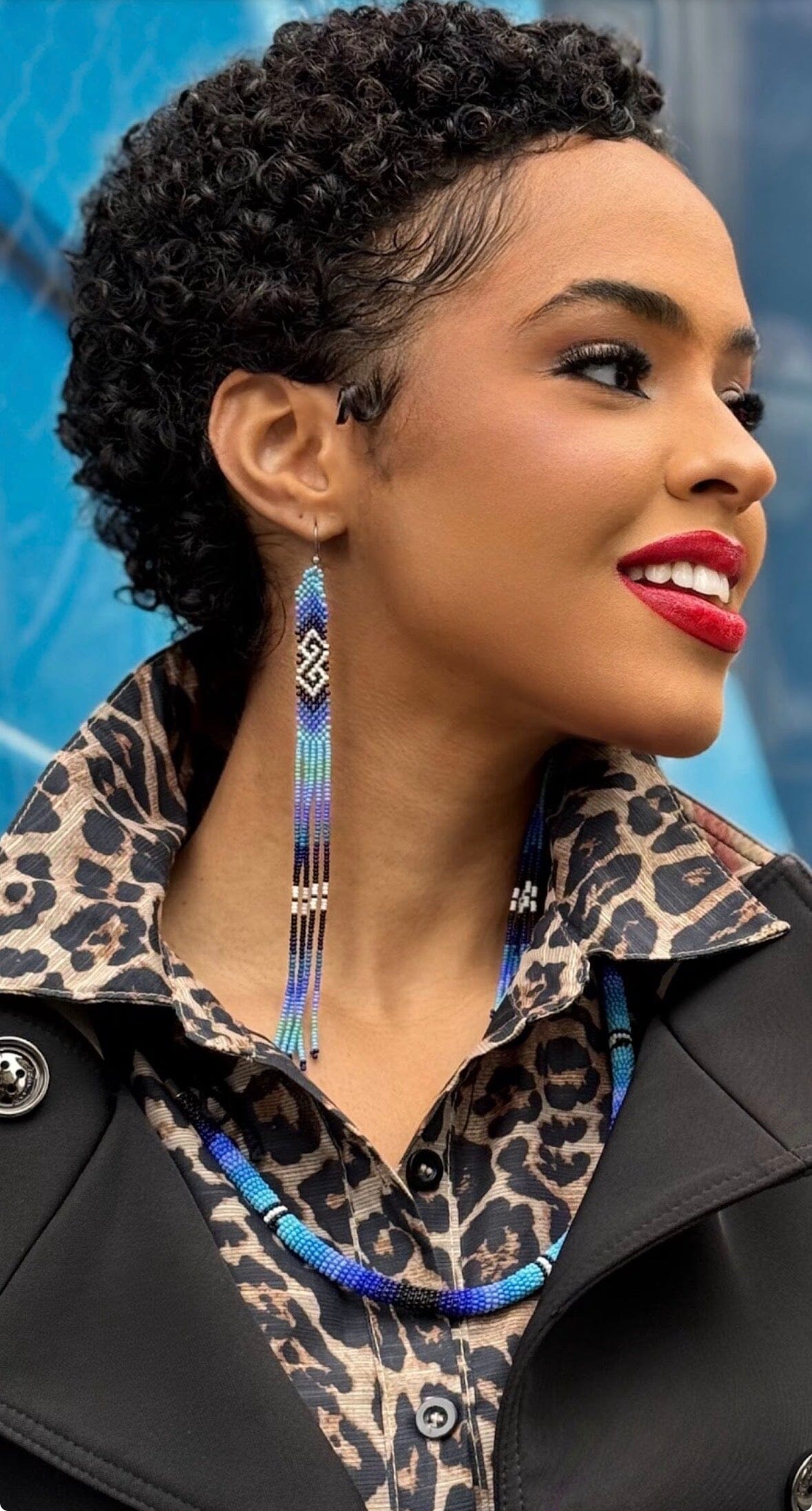 Boucles d'oreilles en perles de verre (Miçanga) - Bleu noir blanc à franges - Ethnie Borari Boucles d'oreilles Ethnie Borari, localisée dans l'état du Pará dans le Nord du Brésil. 