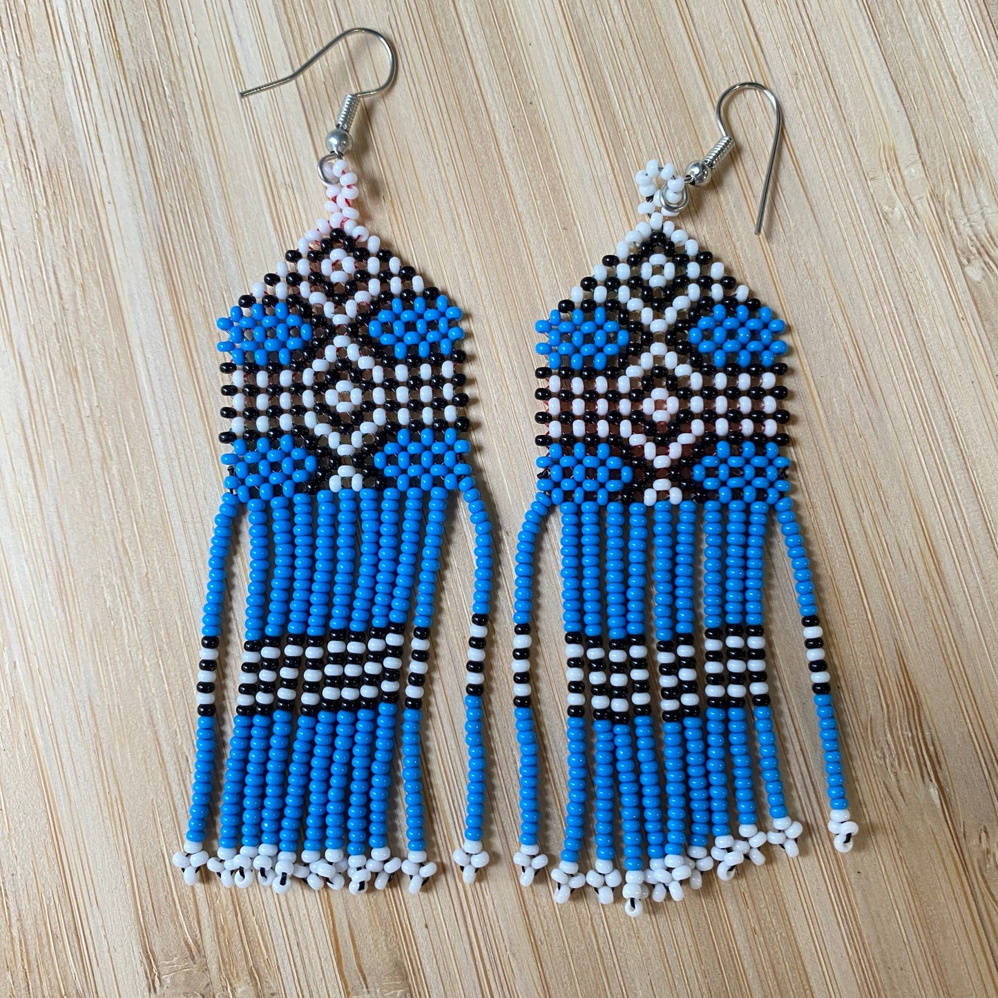 Boucles d'oreilles en perles de verre (miçanga) - Bleu noir et blanc - Ethnie Wai Wai Boucles d'oreilles Ethnie Wai Wai localisée dans les états de l' Amazonas, Pará et Roraima dans le Nord du Brésil. 