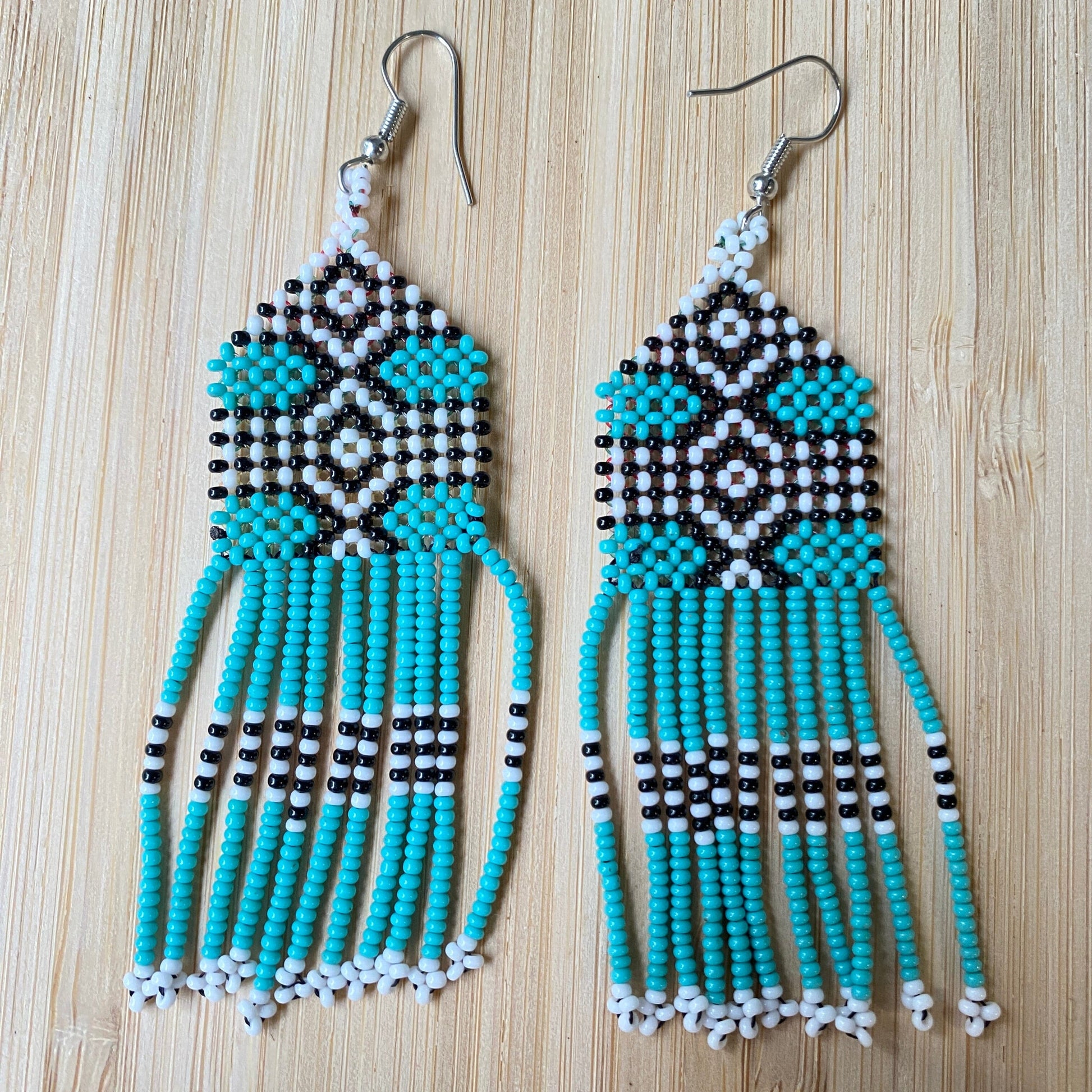 Boucles d'oreilles en perles de verre (miçanga) - Bleu turquoise noir et blanc - Ethnie Wai Wai Boucles d'oreilles Ethnie Wai Wai localisée dans les états de l' Amazonas, Pará et Roraima dans le Nord du Brésil. 