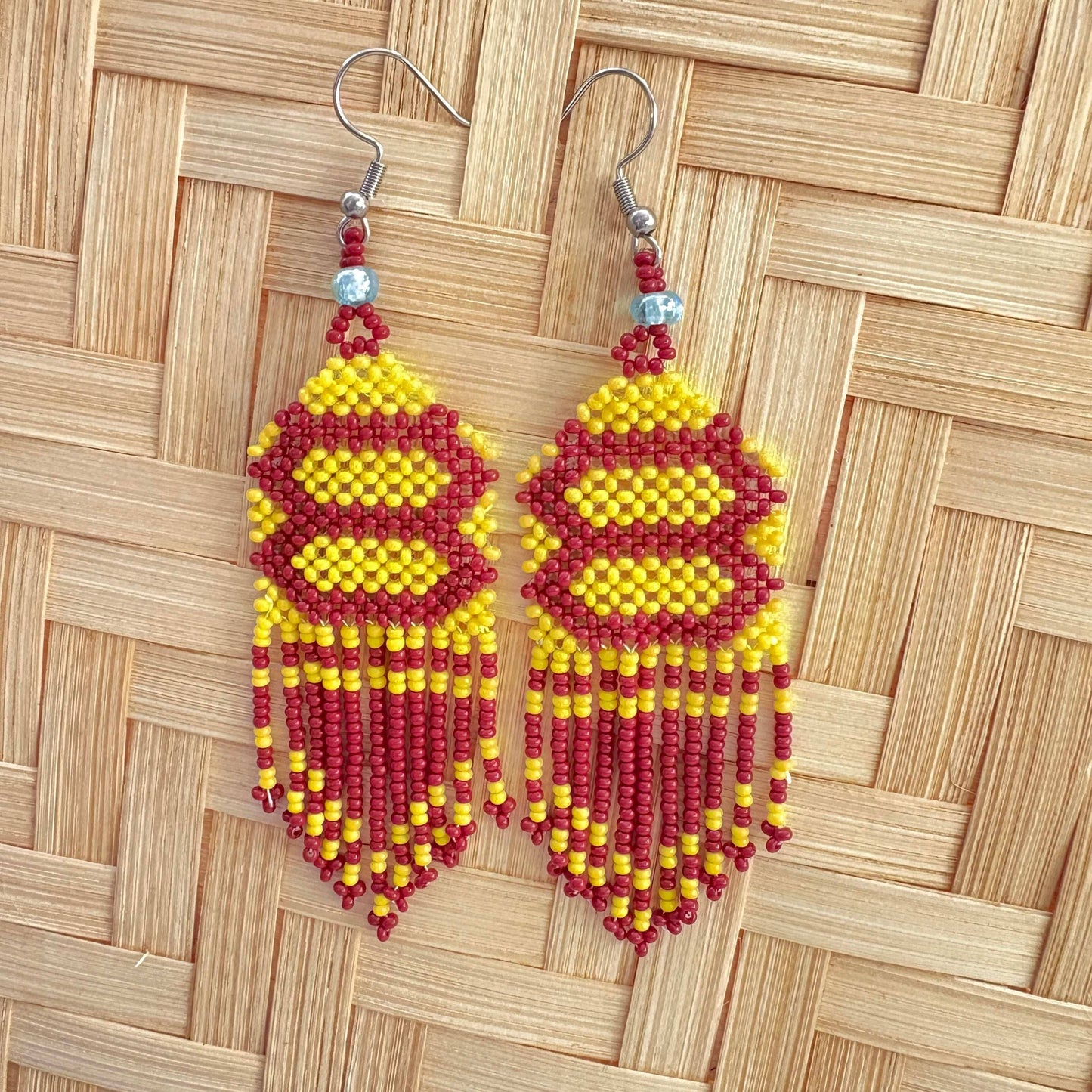 Boucles d'oreilles en perles de verre (Miçanga) - bordeaux et jaune - Ethnie Kayapo Boucles d'oreilles Ethnie Kayapo, localisée dans l'état du Pará au nord du Brésil 