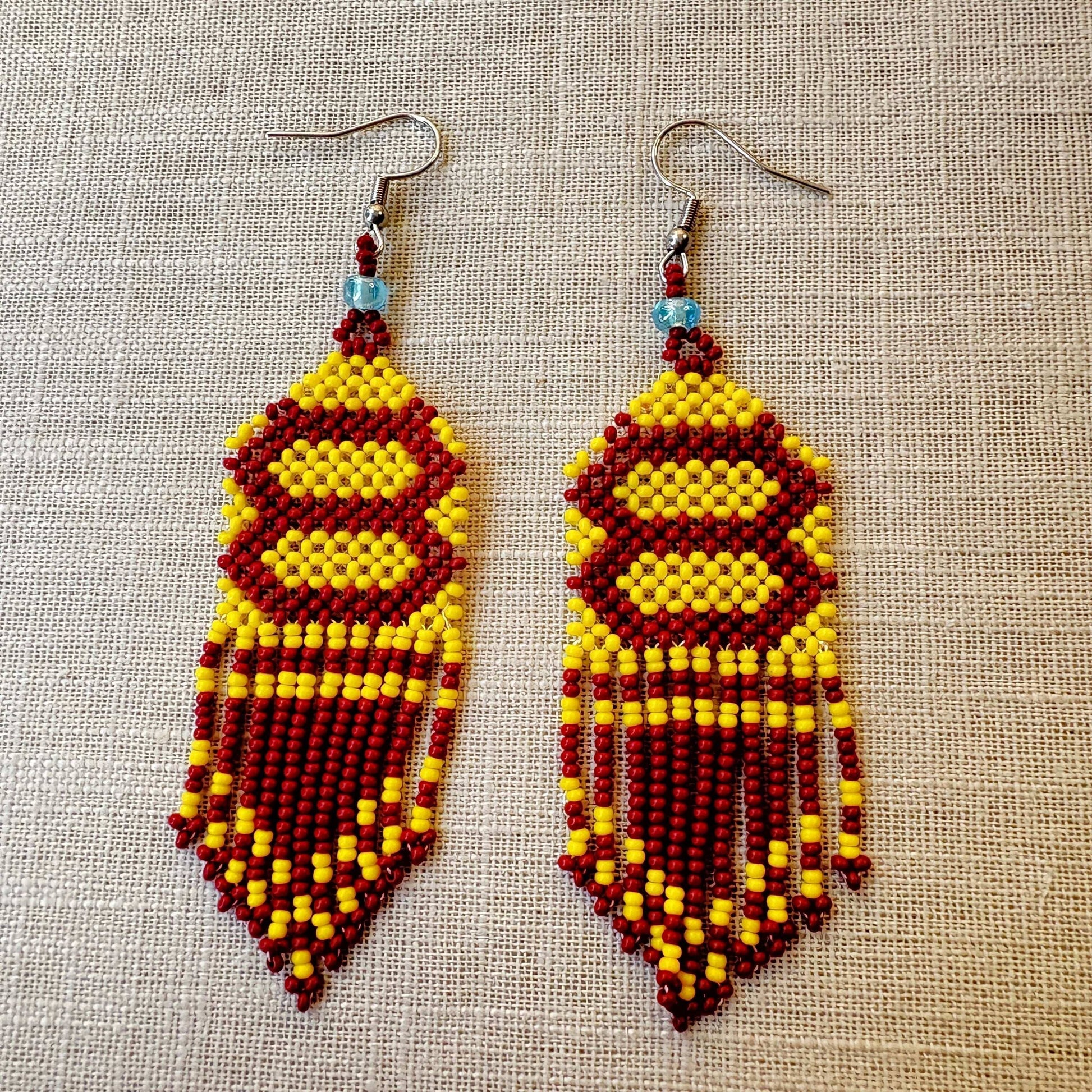 Boucles d'oreilles en perles de verre (Miçanga) - bordeaux et jaune - Ethnie Kayapo Boucles d'oreilles Ethnie Kayapo, localisée dans l'état du Pará au nord du Brésil 
