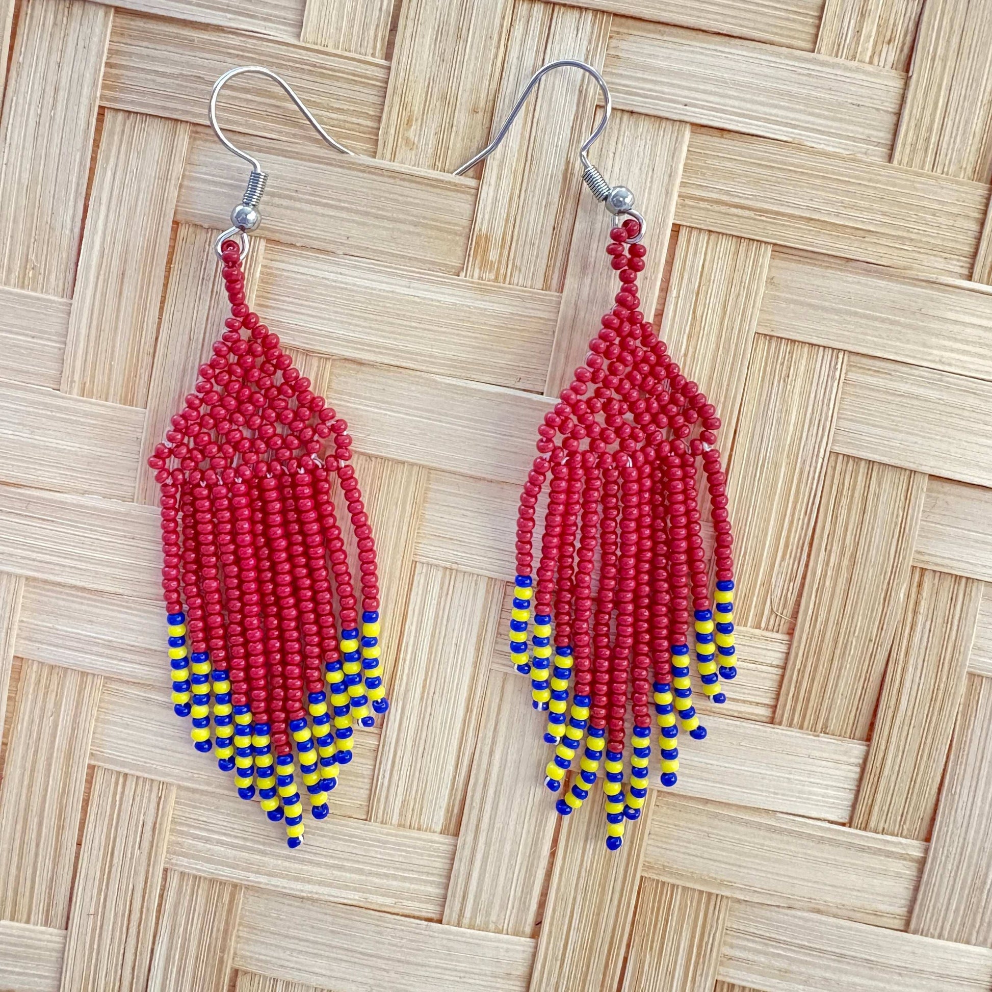 Boucles d'oreilles en perles de verre (Miçanga) - bordeaux jaune et bleu - Ethnie Kayapo Boucles d'oreilles Ethnie Kayapo, localisée dans l'état du Pará au nord du Brésil 