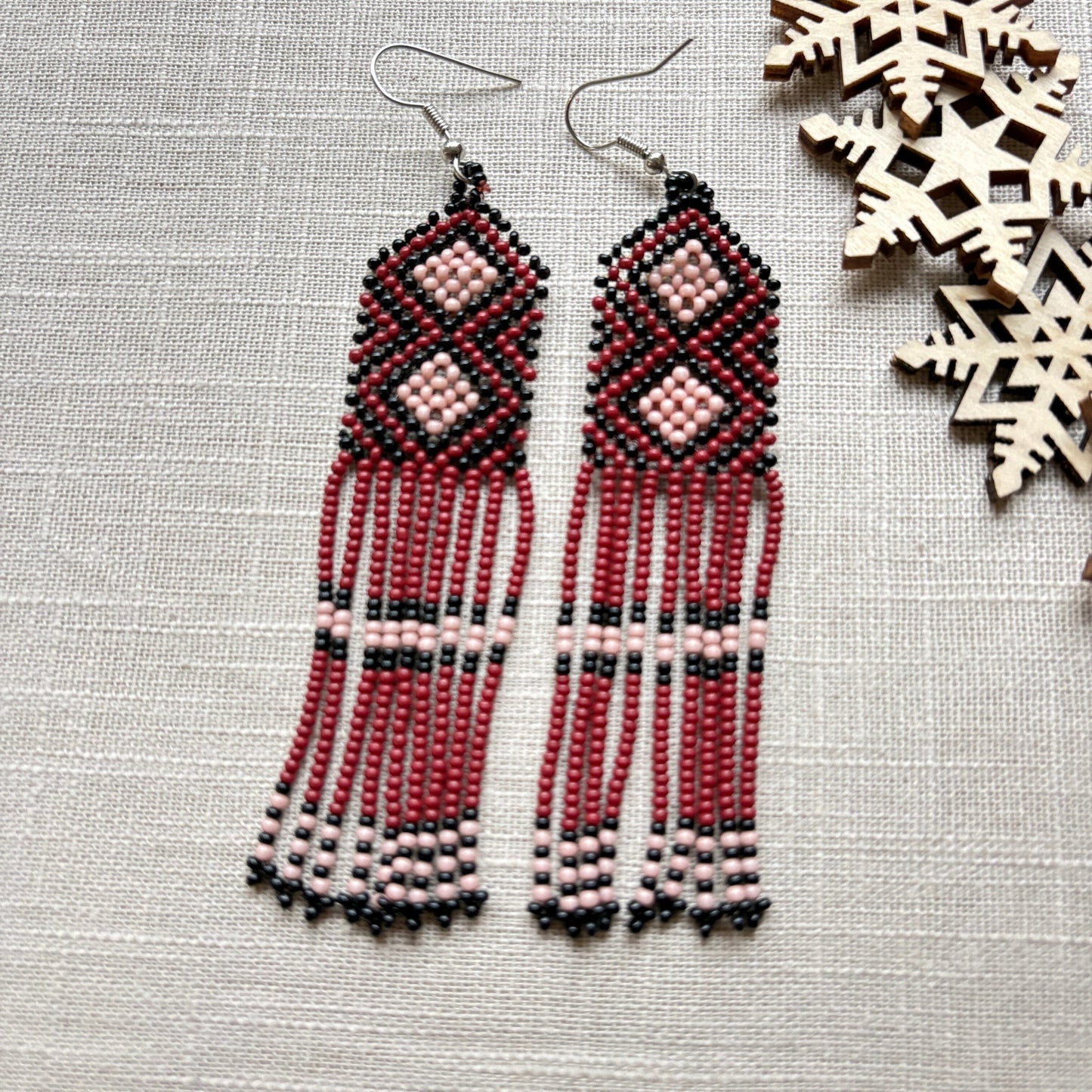 Boucles d'oreilles en perles de verre (miçanga) - bordeaux, noir et rose - Ethnie Wai Wai Boucles d'oreilles Ethnie Wai Wai localisée dans les états de l' Amazonas, Pará et Roraima dans le Nord du Brésil. 