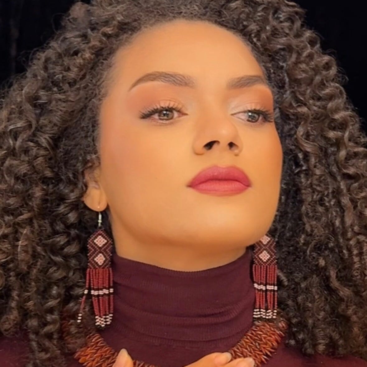 Boucles d'oreilles en perles de verre (miçanga) - bordeaux, noir et rose - Ethnie Wai Wai Boucles d'oreilles Ethnie Wai Wai localisée dans les états de l' Amazonas, Pará et Roraima dans le Nord du Brésil. 