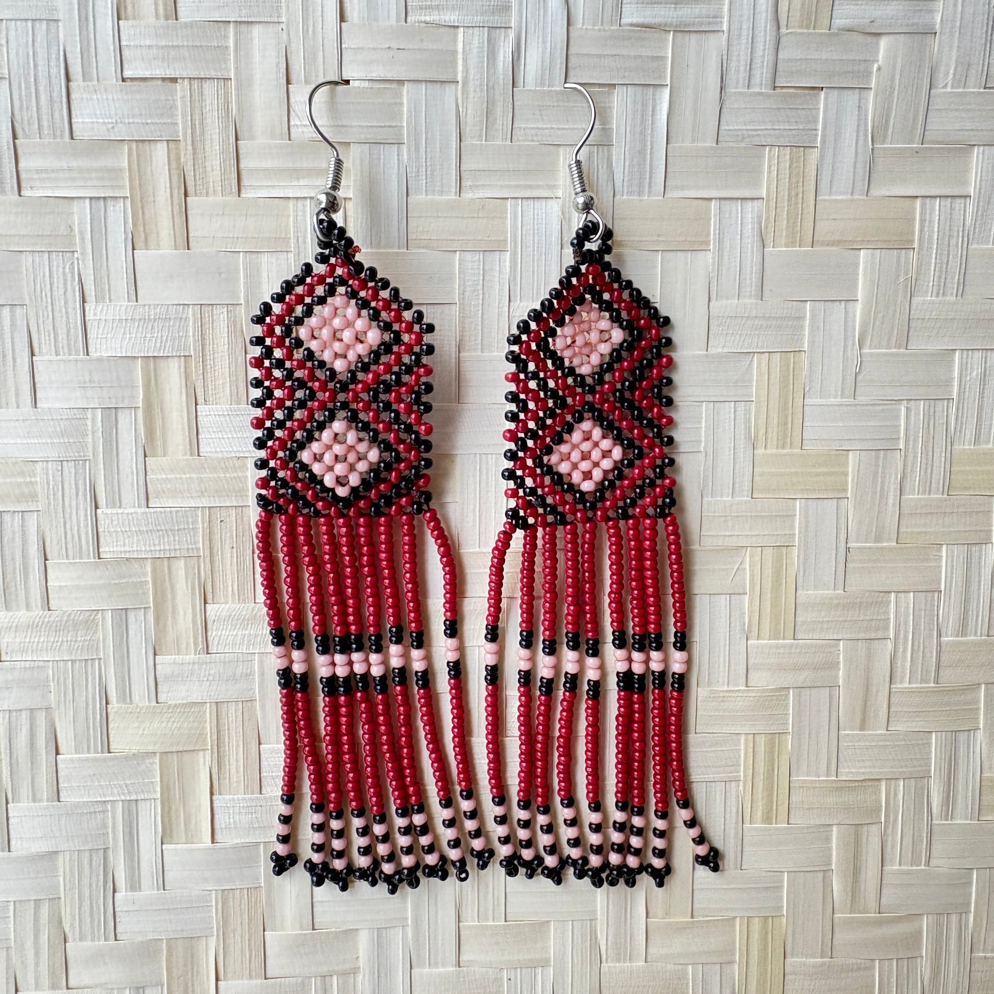 Boucles d'oreilles en perles de verre (miçanga) - bordeaux, noir et rose - Ethnie Wai Wai Boucles d'oreilles Ethnie Wai Wai localisée dans les états de l' Amazonas, Pará et Roraima dans le Nord du Brésil. 