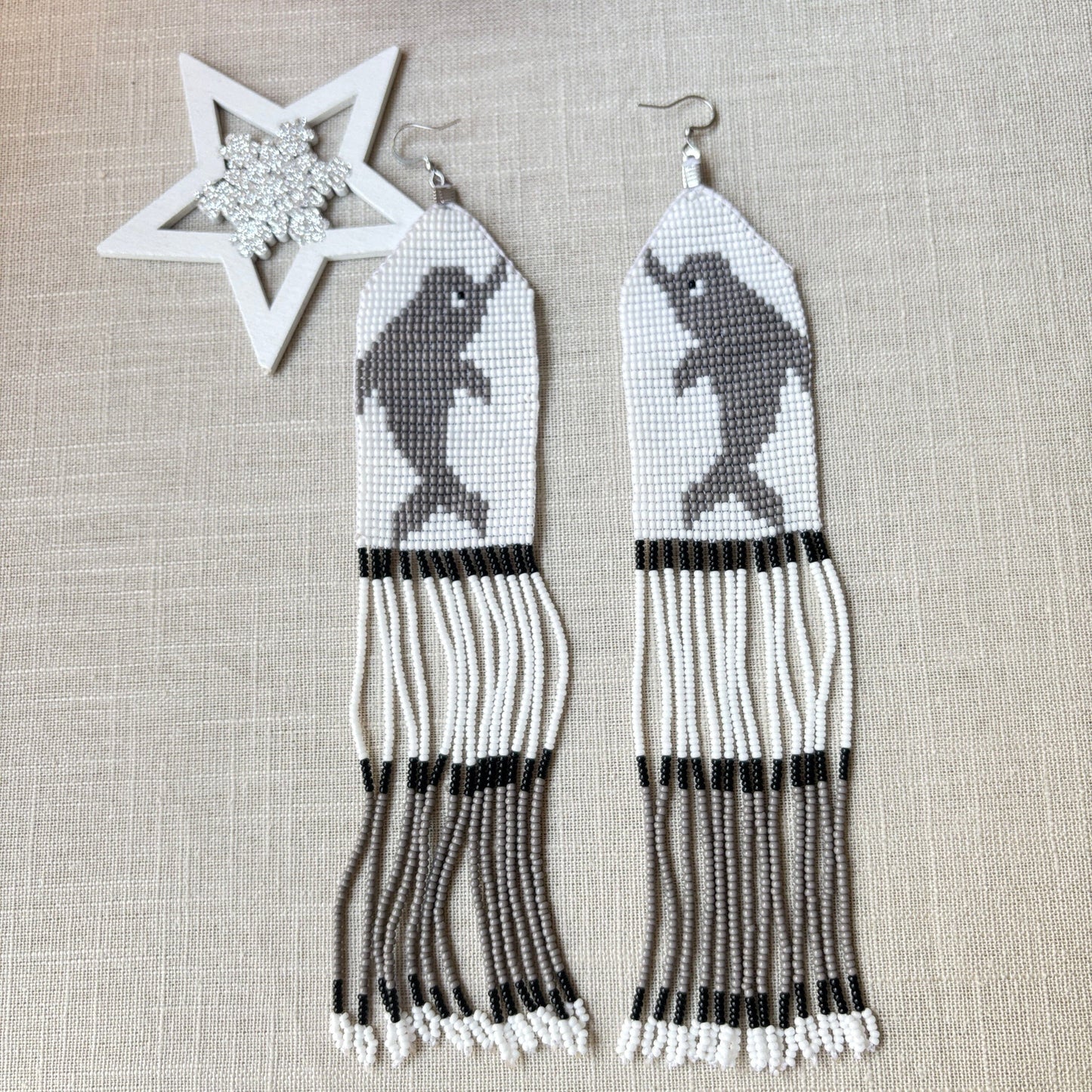 Boucles d'oreilles en perles de verre (Miçanga) - Dauphin gris - Ethnie Borari Boucles d'oreilles Ethnie Borari, localisée dans l'état du Pará dans le Nord du Brésil. 