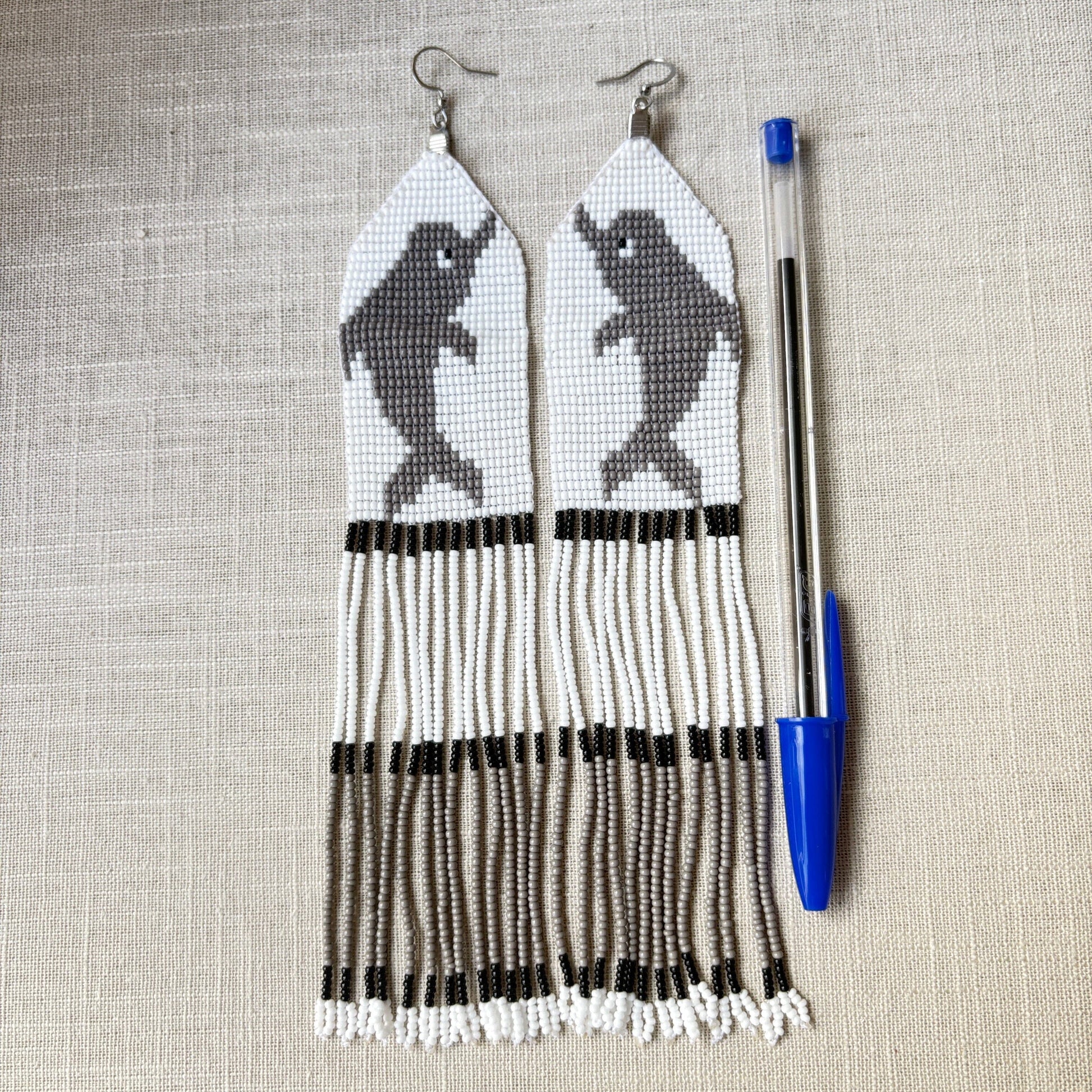 Boucles d'oreilles en perles de verre (Miçanga) - Dauphin gris - Ethnie Borari Boucles d'oreilles Ethnie Borari, localisée dans l'état du Pará dans le Nord du Brésil. 