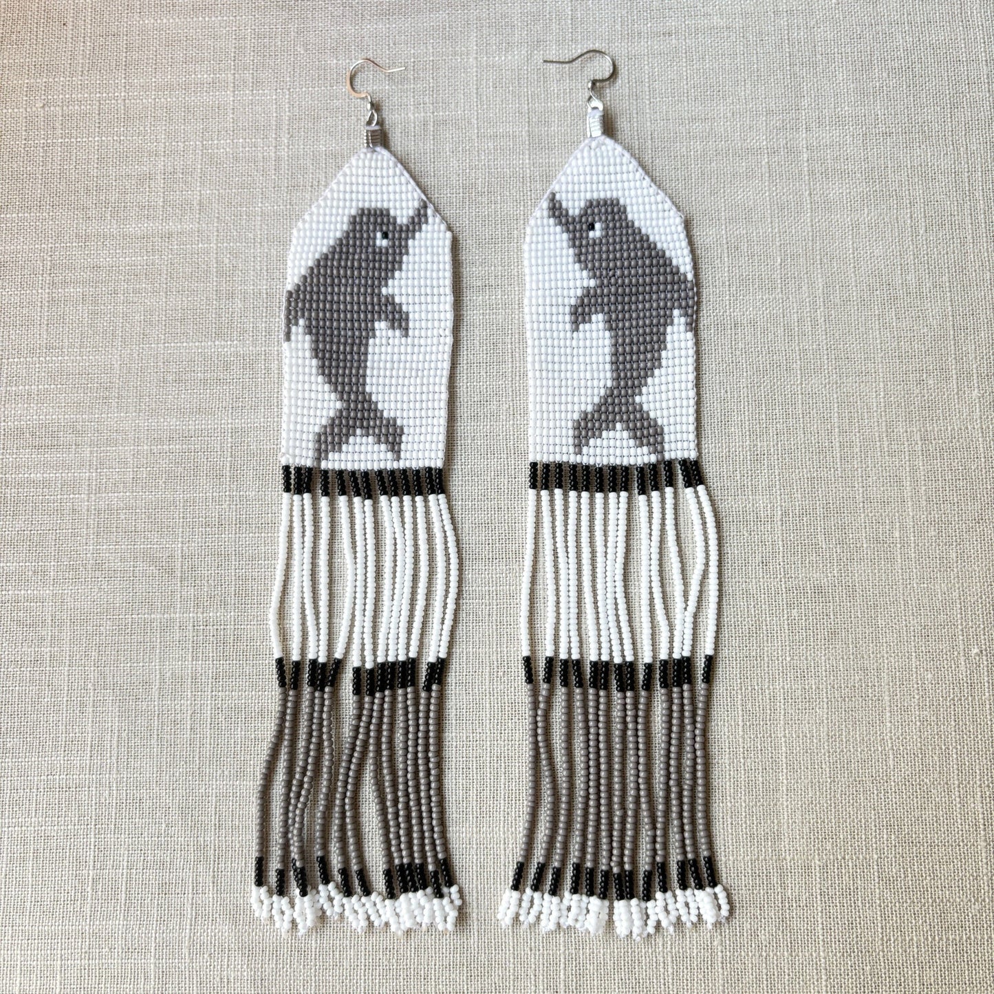 Boucles d'oreilles en perles de verre (Miçanga) - Dauphin gris - Ethnie Borari Boucles d'oreilles Ethnie Borari, localisée dans l'état du Pará dans le Nord du Brésil. 