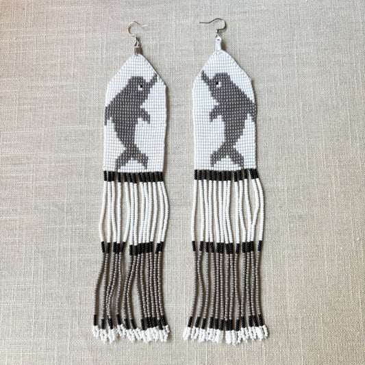 Boucles d'oreilles en perles de verre (Miçanga) - Dauphin gris - Ethnie Borari Boucles d'oreilles Ethnie Borari, localisée dans l'état du Pará dans le Nord du Brésil. 