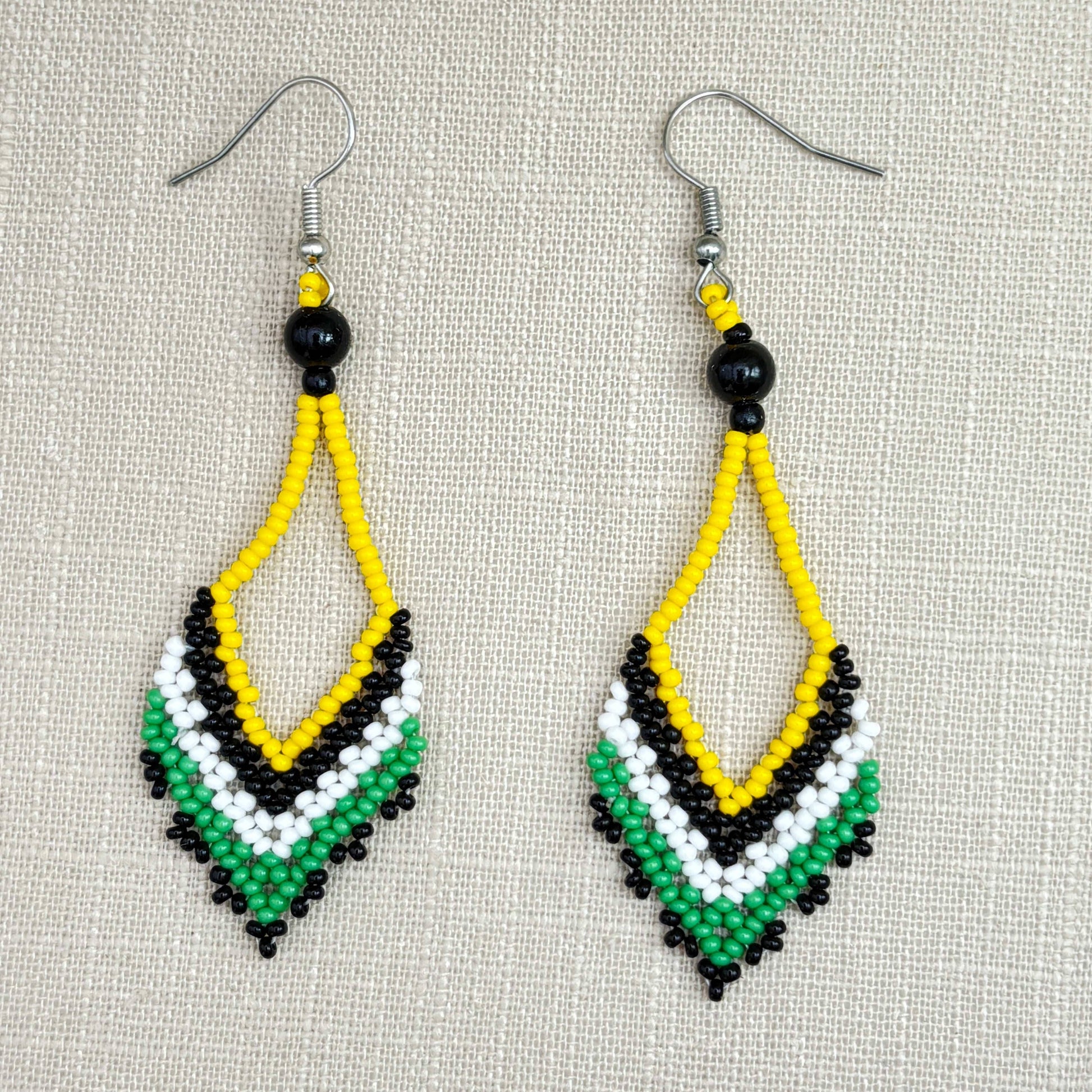 Boucles d'oreilles en perles de verre (miçanga) en V jaune pointe noire - Ethnie Wai Wai Boucles d'oreilles Ethnie Wai Wai localisée dans les états de l' Amazonas, Pará et Roraima dans le Nord du Brésil. 