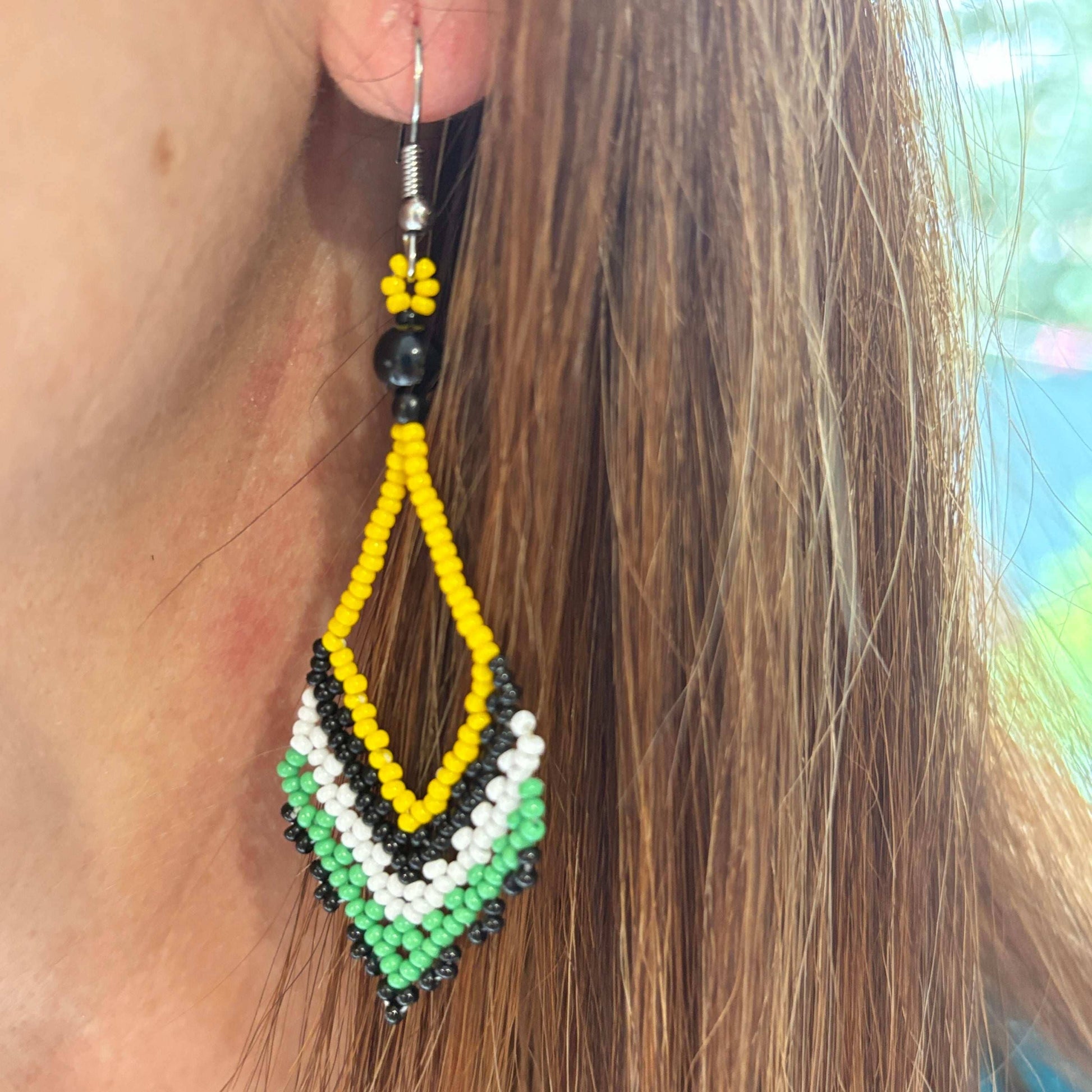 Boucles d'oreilles en perles de verre (miçanga) en V jaune pointe noire - Ethnie Wai Wai Boucles d'oreilles Ethnie Wai Wai localisée dans les états de l' Amazonas, Pará et Roraima dans le Nord du Brésil. 