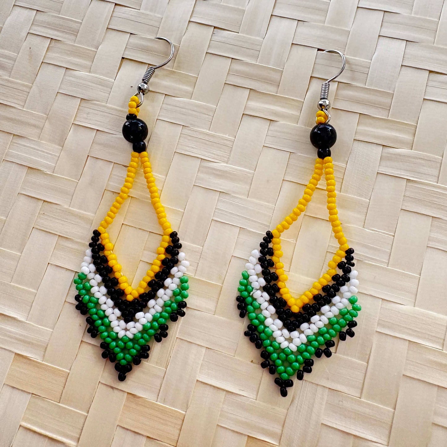 Boucles d'oreilles en perles de verre (miçanga) en V jaune pointe noire - Ethnie Wai Wai Boucles d'oreilles Ethnie Wai Wai localisée dans les états de l' Amazonas, Pará et Roraima dans le Nord du Brésil. 
