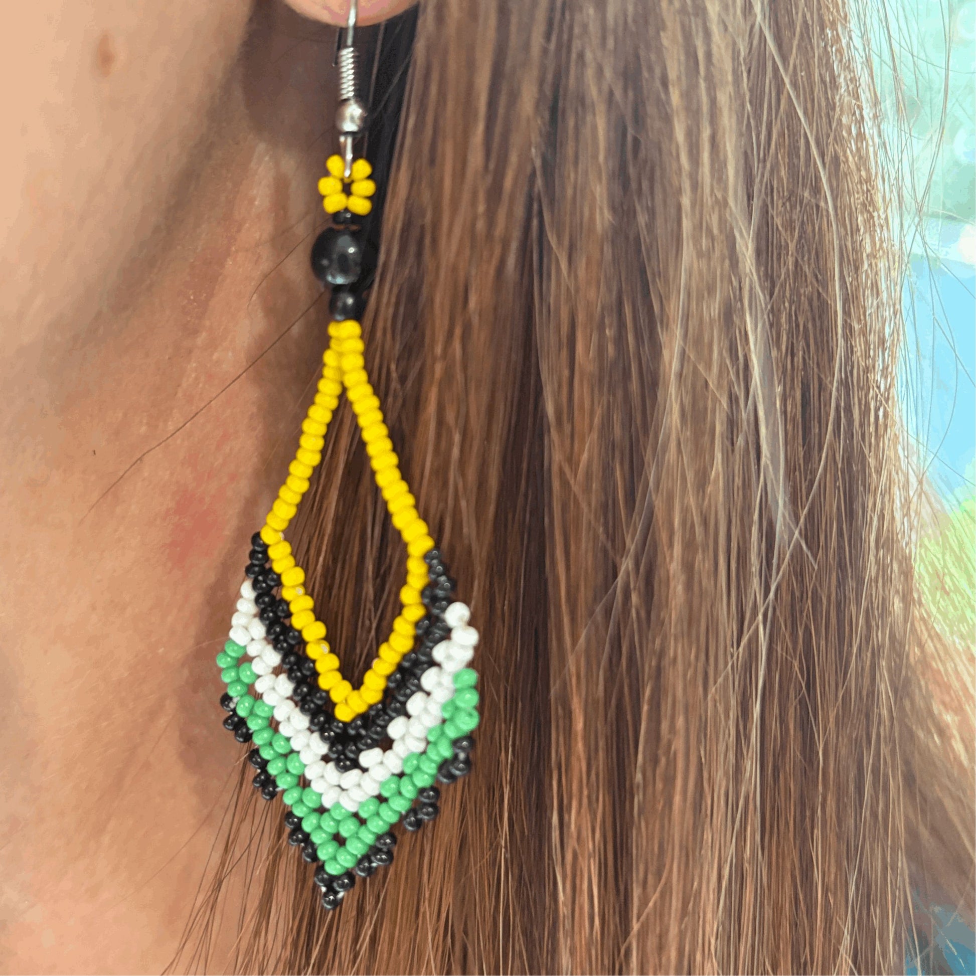 Boucles d'oreilles en perles de verre (miçanga) en V jaune pointe noire - Ethnie Wai Wai Boucles d'oreilles Ethnie Wai Wai localisée dans les états de l' Amazonas, Pará et Roraima dans le Nord du Brésil. 