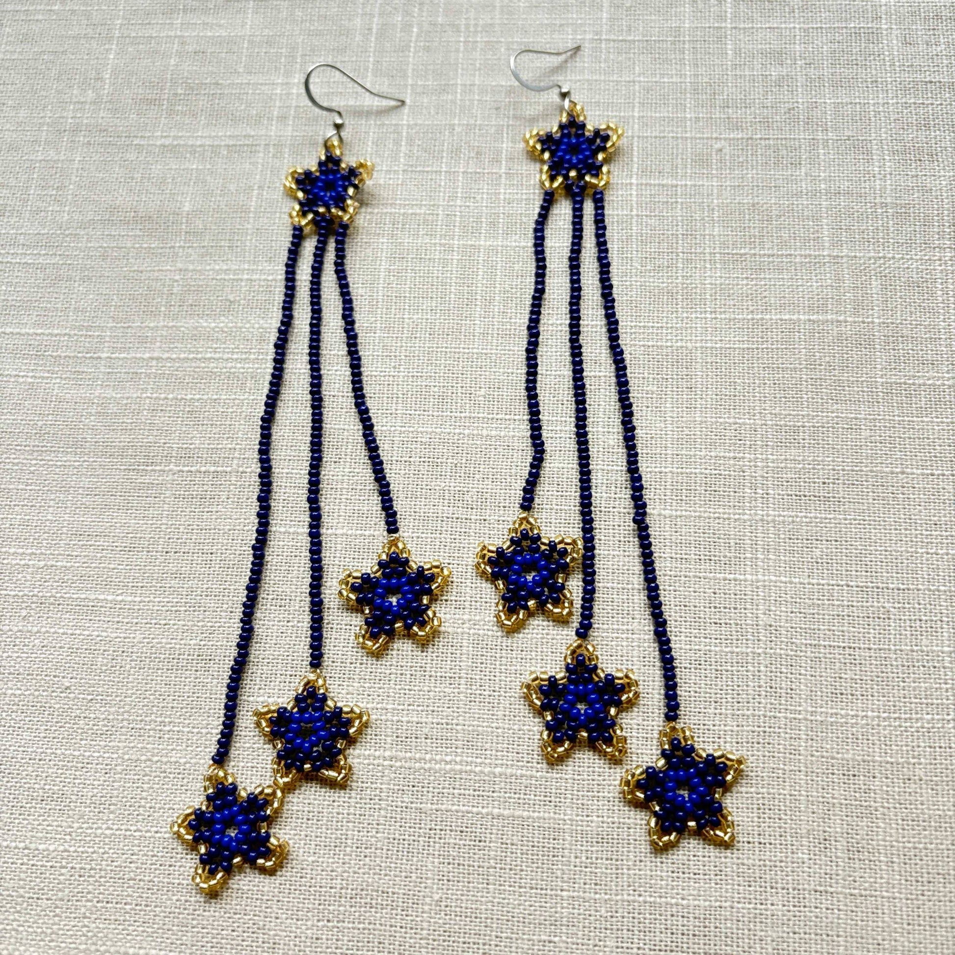 Boucles d'oreilles en perles de verre (Miçanga) - Etoiles bleu et doré - Ethnie Borari Boucles d'oreilles Ethnie Borari, localisée dans l'état du Pará dans le Nord du Brésil. 