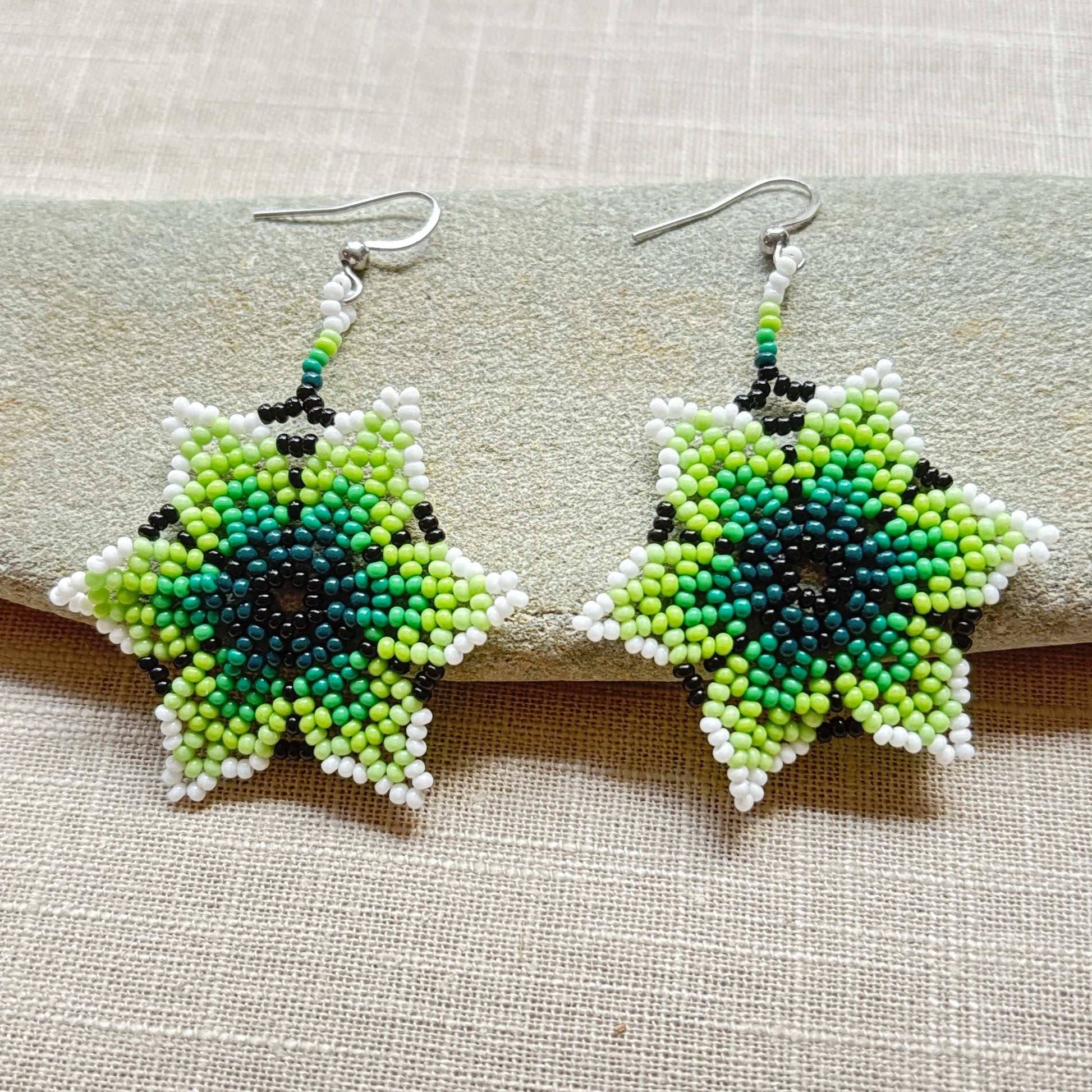 Boucles d'oreilles en perles de verre (Miçanga) - Fleur blanc vert noir - Ethnie Borari Boucles d'oreilles Ethnie Borari, localisée dans l'état du Pará dans le Nord du Brésil. 