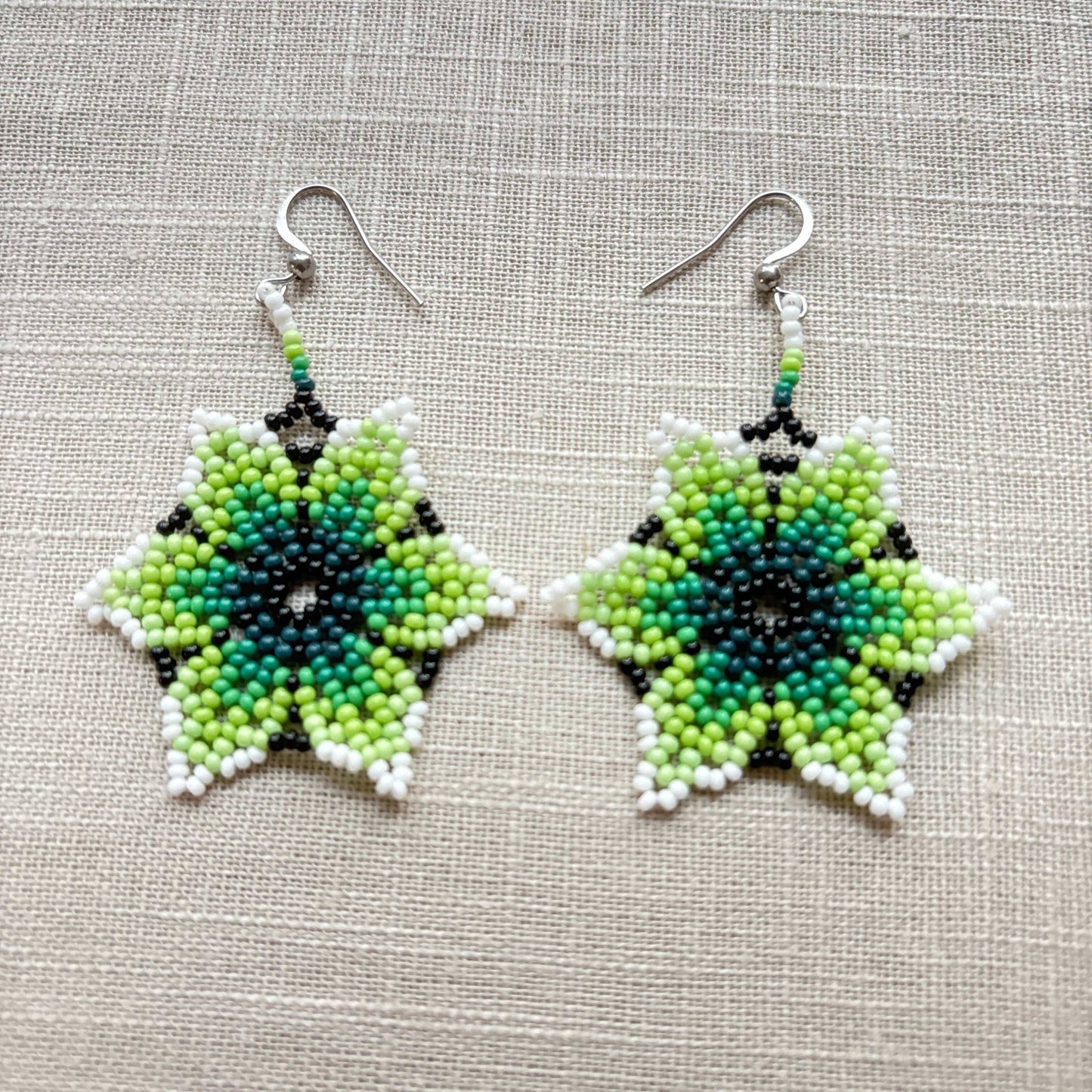 Boucles d'oreilles en perles de verre (Miçanga) - Fleur blanc vert noir - Ethnie Borari Boucles d'oreilles Ethnie Borari, localisée dans l'état du Pará dans le Nord du Brésil. 