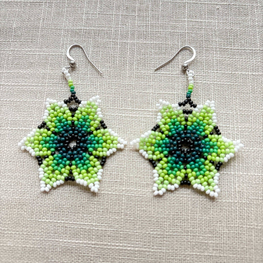 Boucles d'oreilles en perles de verre (Miçanga) - Fleur blanc vert noir - Ethnie Borari Boucles d'oreilles Ethnie Borari, localisée dans l'état du Pará dans le Nord du Brésil. 