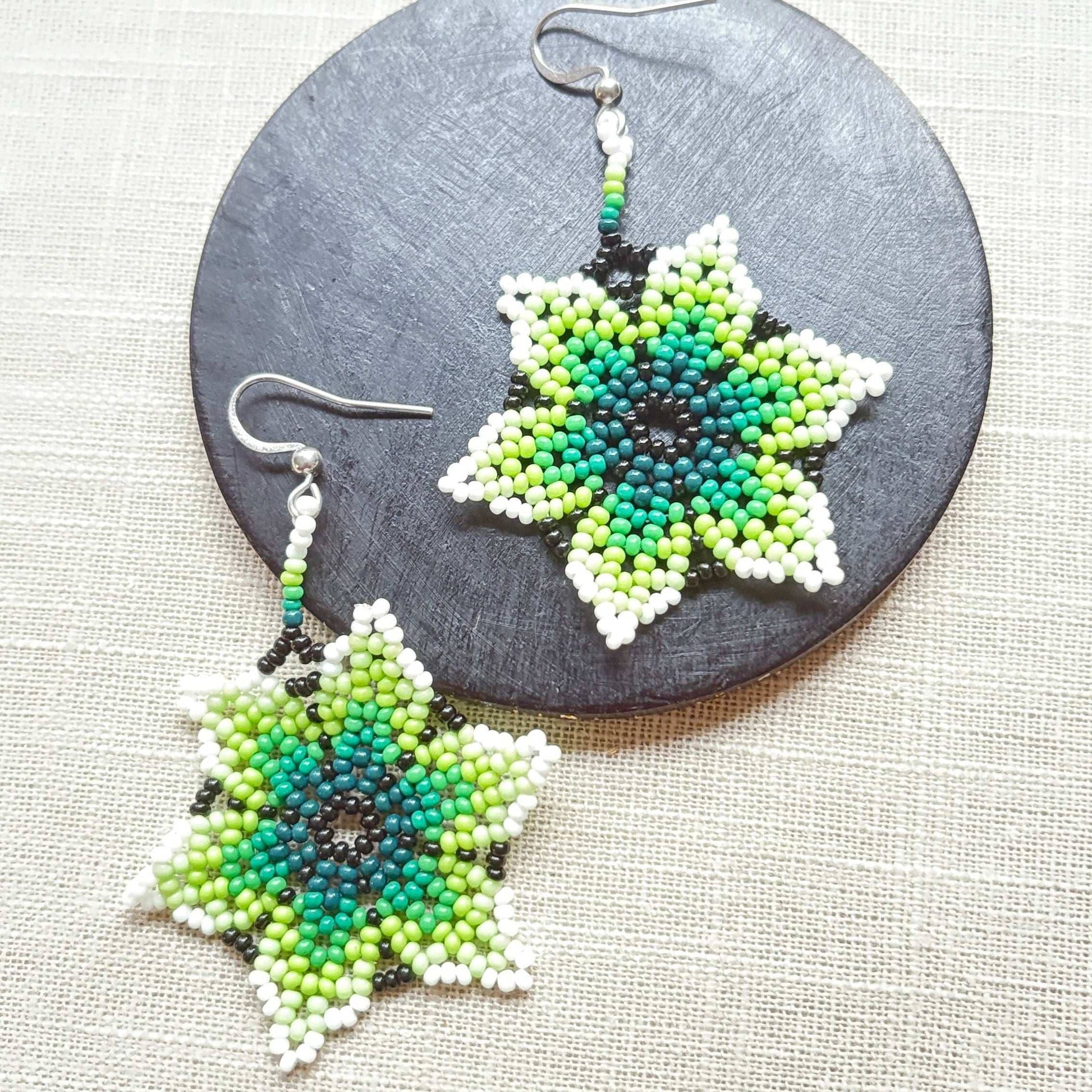 Boucles d'oreilles en perles de verre (Miçanga) - Fleur blanc vert noir - Ethnie Borari Boucles d'oreilles Ethnie Borari, localisée dans l'état du Pará dans le Nord du Brésil. 