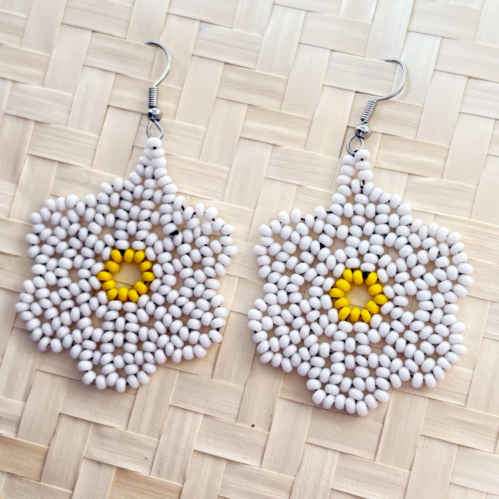Boucles d'oreilles en perles de verre (miçanga) - Fleur blanche coeur jaune - Ethnie Wai Wai Boucles d'oreilles Ethnie Wai Wai localisée dans les états de l' Amazonas, Pará et Roraima dans le Nord du Brésil. 