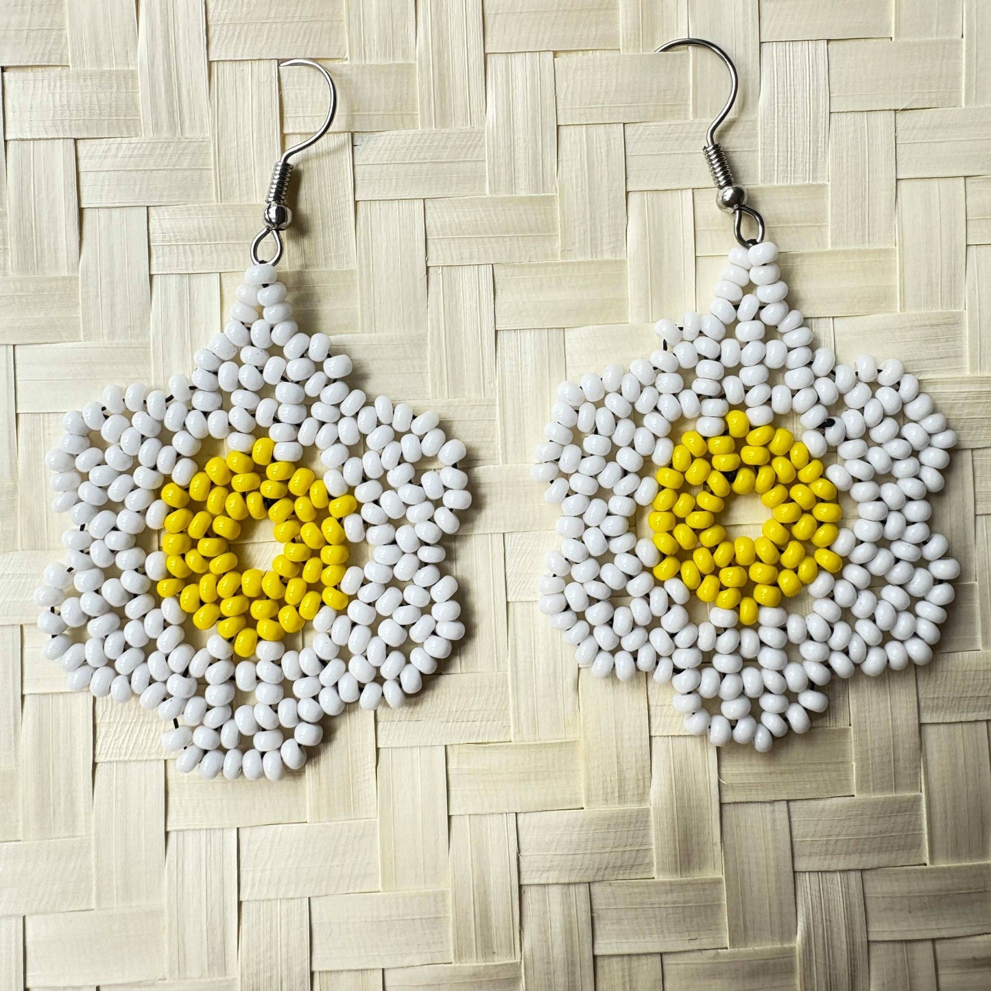 Boucles d'oreilles en perles de verre (miçanga) - Fleur blanche grand coeur jaune - Ethnie Wai Wai Boucles d'oreilles Ethnie Wai Wai localisée dans les états de l' Amazonas, Pará et Roraima dans le Nord du Brésil. 