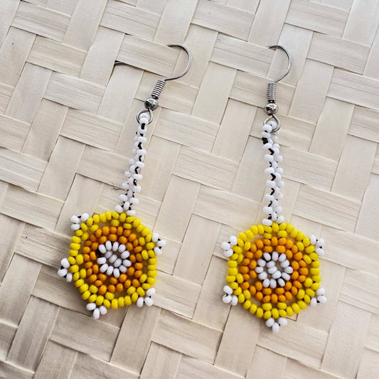 Boucles d'oreilles en perles de verre (miçanga) - Fleur blanche jaune et orange - Ethnie Wai Wai Boucles d'oreilles Ethnie Wai Wai localisée dans les états de l' Amazonas, Pará et Roraima dans le Nord du Brésil. 