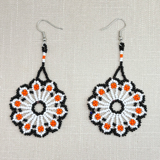 Boucles d'oreilles en perles de verre (miçanga) - Fleur blanche orange et noire - Ethnie Wai Wai Boucles d'oreilles Ethnie Wai Wai localisée dans les états de l' Amazonas, Pará et Roraima dans le Nord du Brésil. 
