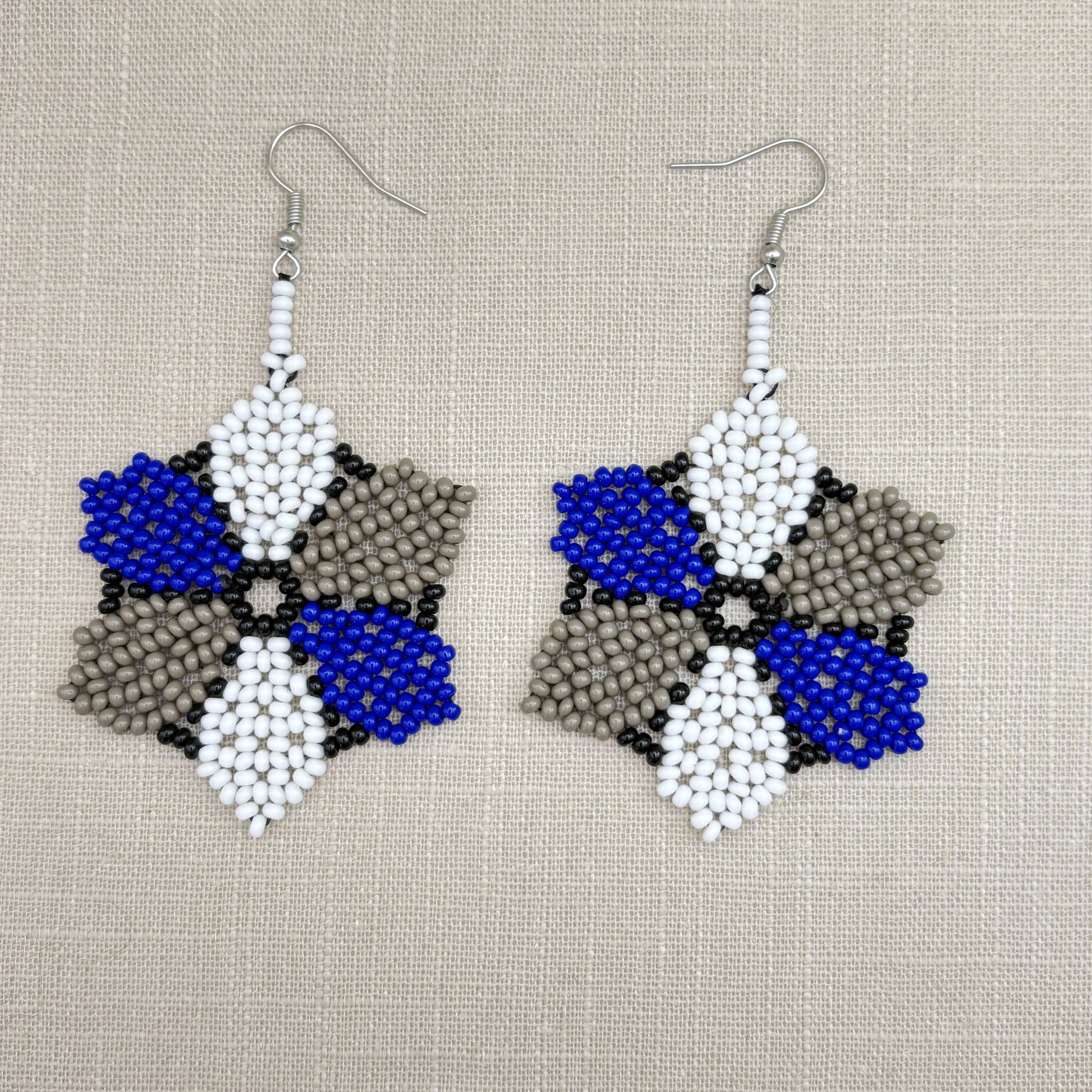 Boucles d'oreilles en perles de verre (miçanga) - Fleur bleu blanc gris - Ethnie Wai Wai Boucles d'oreilles Ethnie Wai Wai localisée dans les états de l' Amazonas, Pará et Roraima dans le Nord du Brésil. 