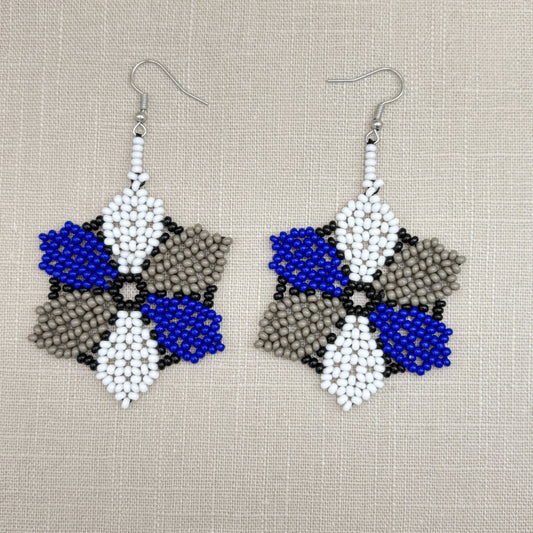 Boucles d'oreilles en perles de verre (miçanga) - Fleur bleu blanc gris - Ethnie Wai Wai Boucles d'oreilles Ethnie Wai Wai localisée dans les états de l' Amazonas, Pará et Roraima dans le Nord du Brésil. 