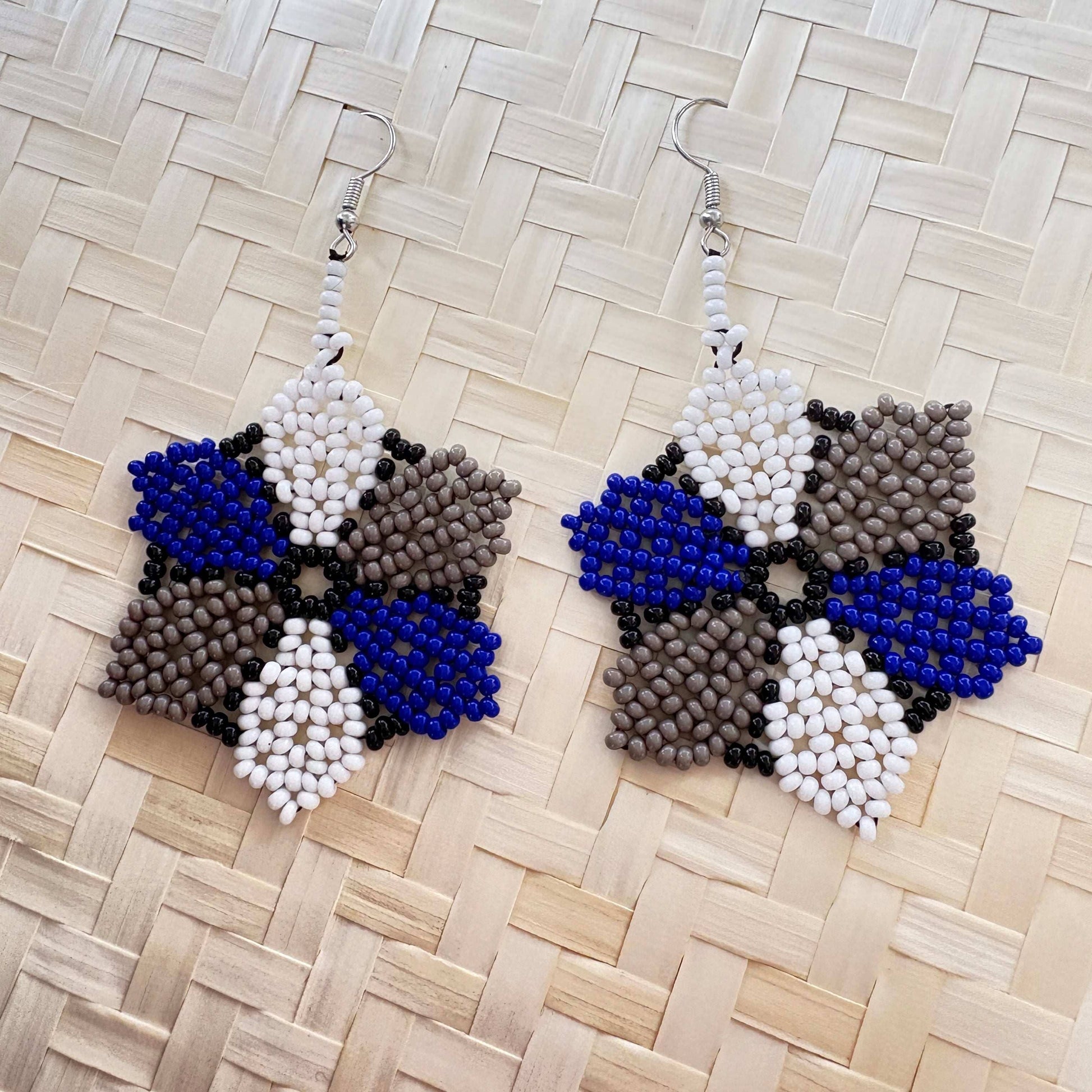 Boucles d'oreilles en perles de verre (miçanga) - Fleur bleu blanc gris - Ethnie Wai Wai Boucles d'oreilles Ethnie Wai Wai localisée dans les états de l' Amazonas, Pará et Roraima dans le Nord du Brésil. 