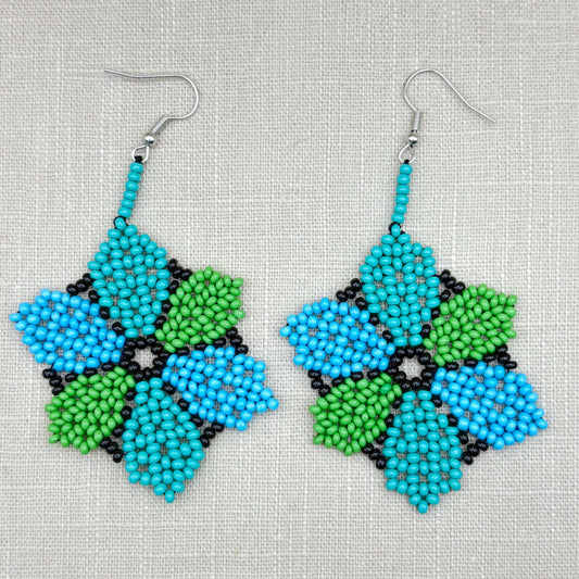 Boucles d'oreilles en perles de verre (miçanga) - Fleur bleu et vert - Ethnie Wai Wai Boucles d'oreilles Ethnie Wai Wai localisée dans les états de l' Amazonas, Pará et Roraima dans le Nord du Brésil. 