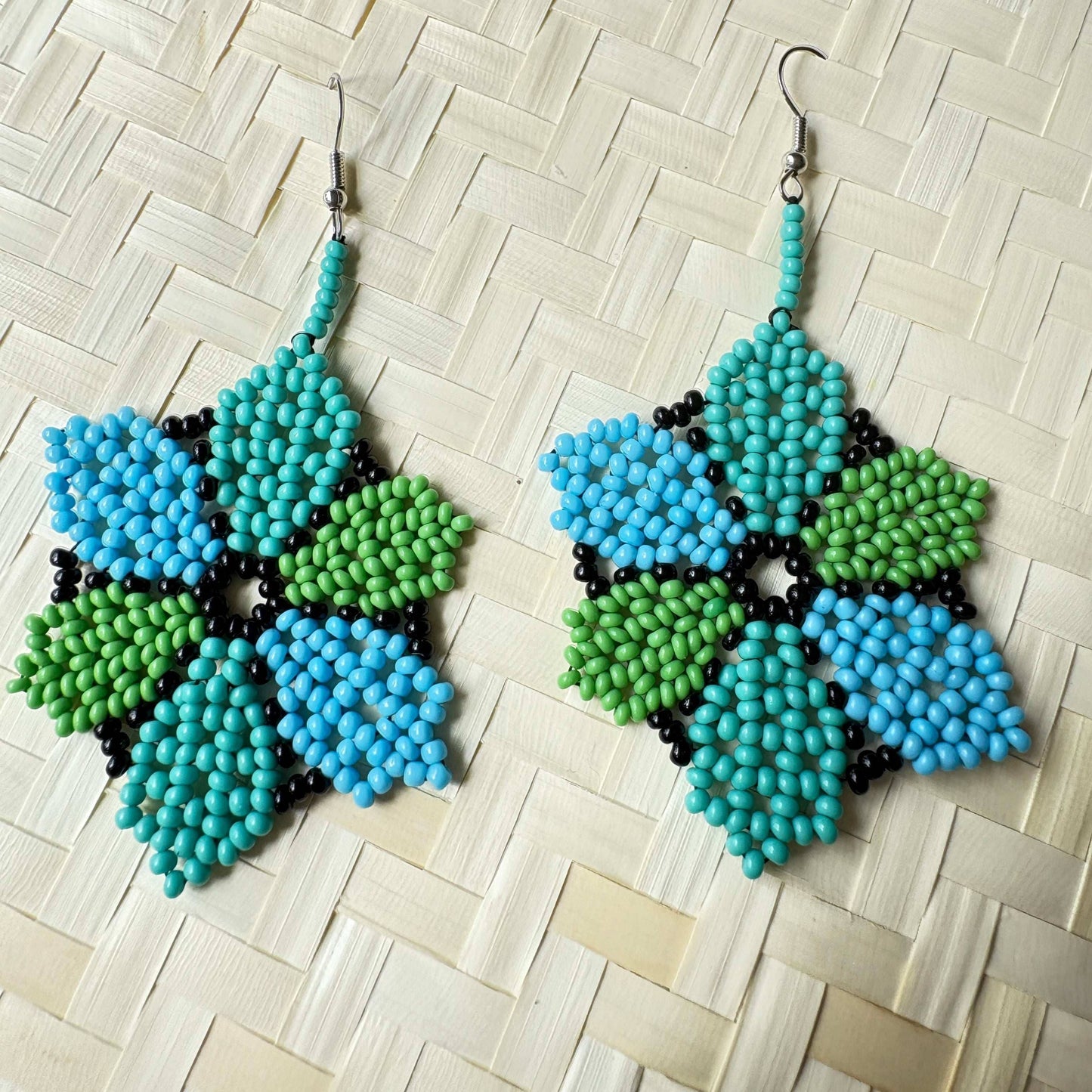 Boucles d'oreilles en perles de verre (miçanga) - Fleur bleu et vert - Ethnie Wai Wai Boucles d'oreilles Ethnie Wai Wai localisée dans les états de l' Amazonas, Pará et Roraima dans le Nord du Brésil. 