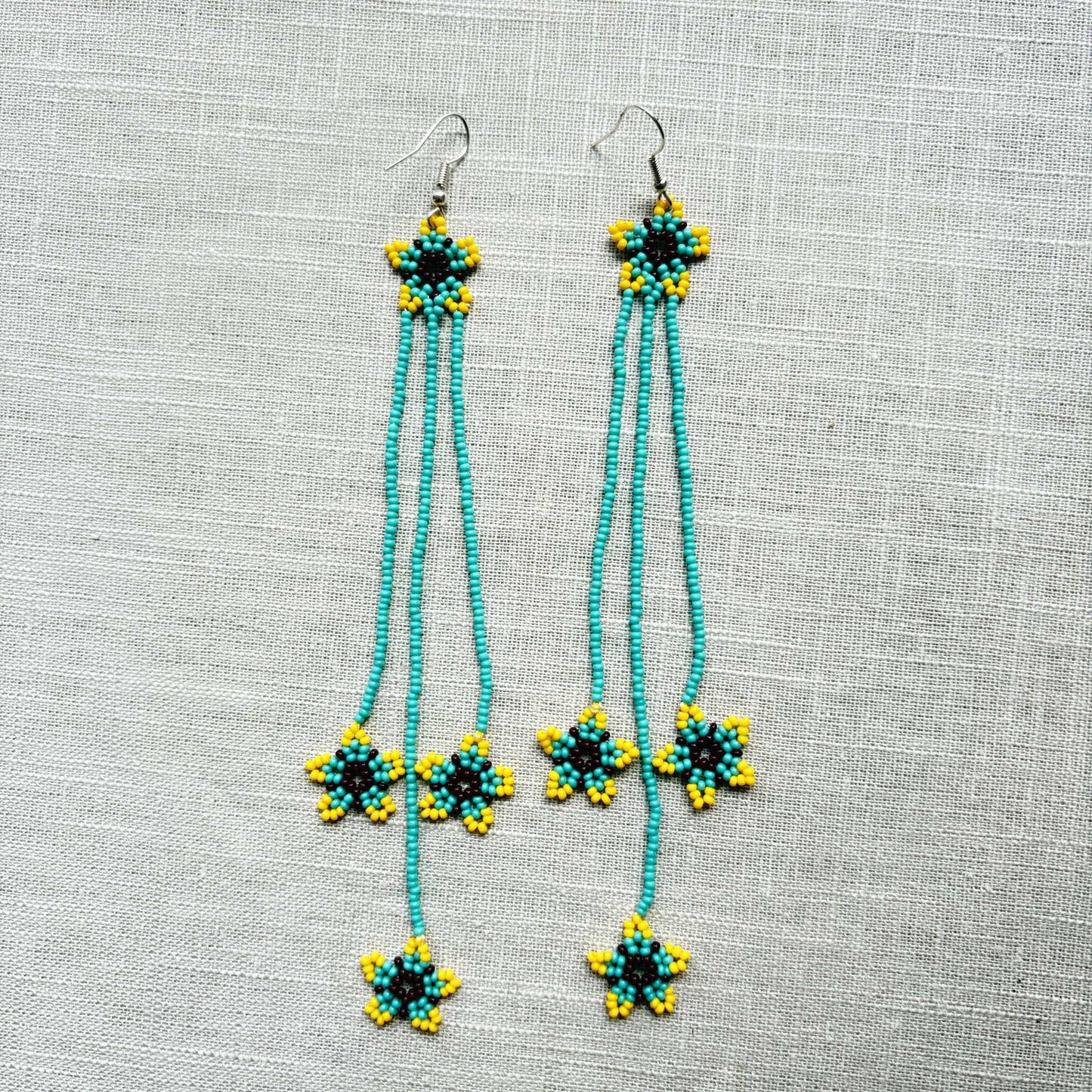 Boucles d'oreilles en perles de verre (Miçanga) - Fleur bleu jaune et marron - Ethnie Borari Boucles d'oreilles Ethnie Borari, localisée dans l'état du Pará dans le Nord du Brésil. 