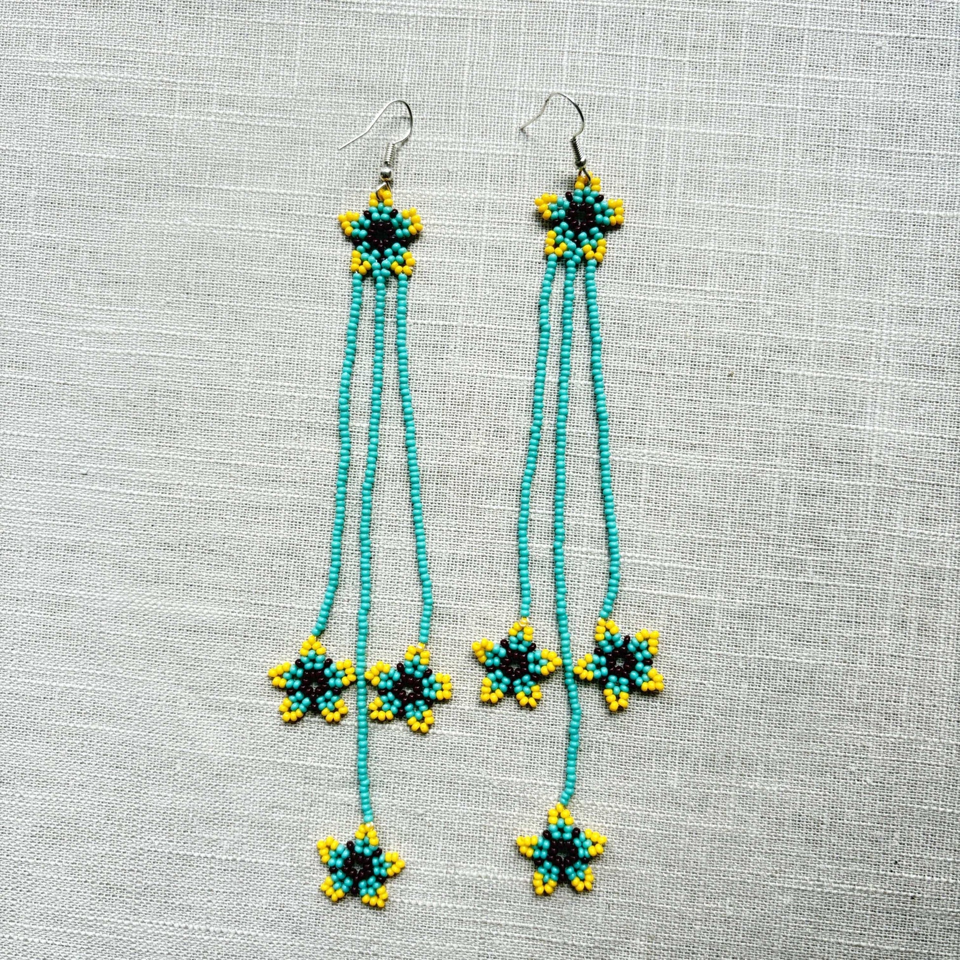 Boucles d'oreilles en perles de verre (Miçanga) - Fleur bleu jaune et marron - Ethnie Borari Boucles d'oreilles Ethnie Borari, localisée dans l'état du Pará dans le Nord du Brésil. 