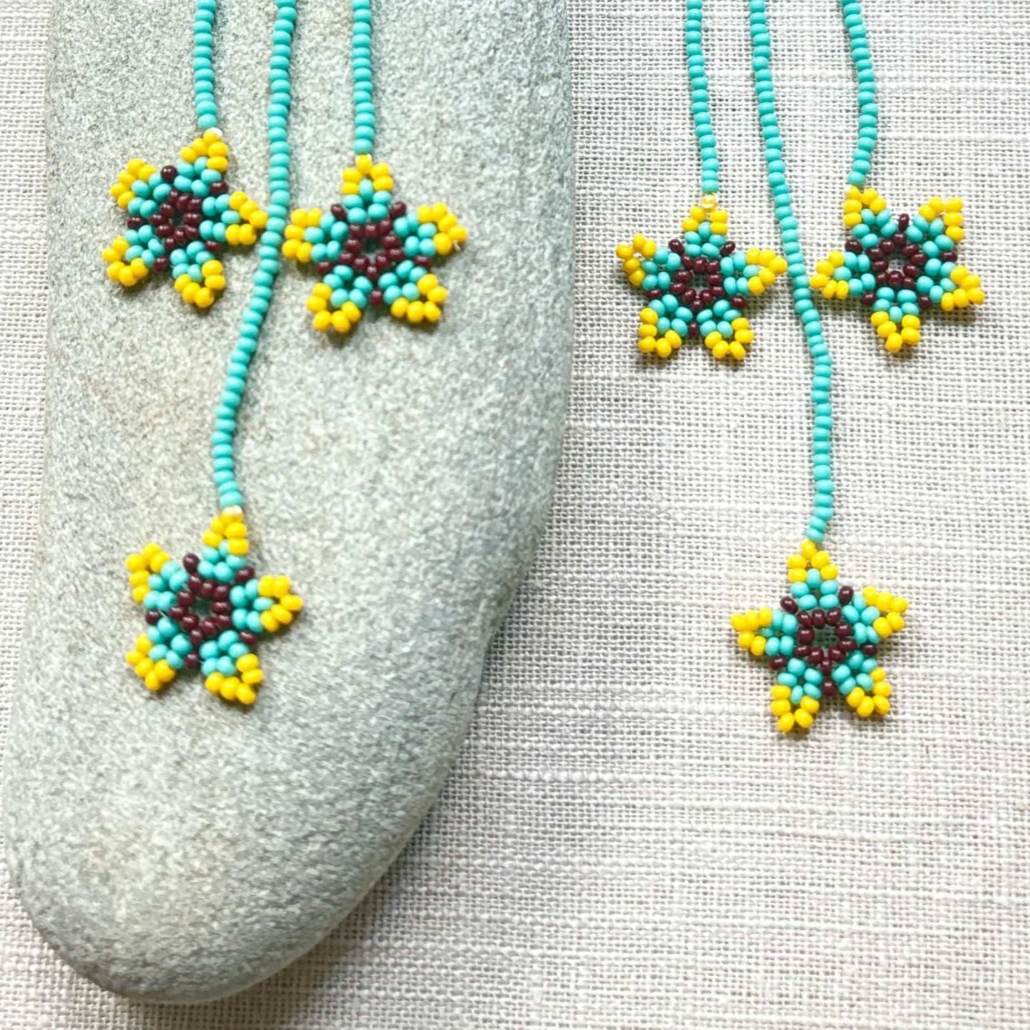 Boucles d'oreilles en perles de verre (Miçanga) - Fleur bleu jaune et marron - Ethnie Borari Boucles d'oreilles Ethnie Borari, localisée dans l'état du Pará dans le Nord du Brésil. 