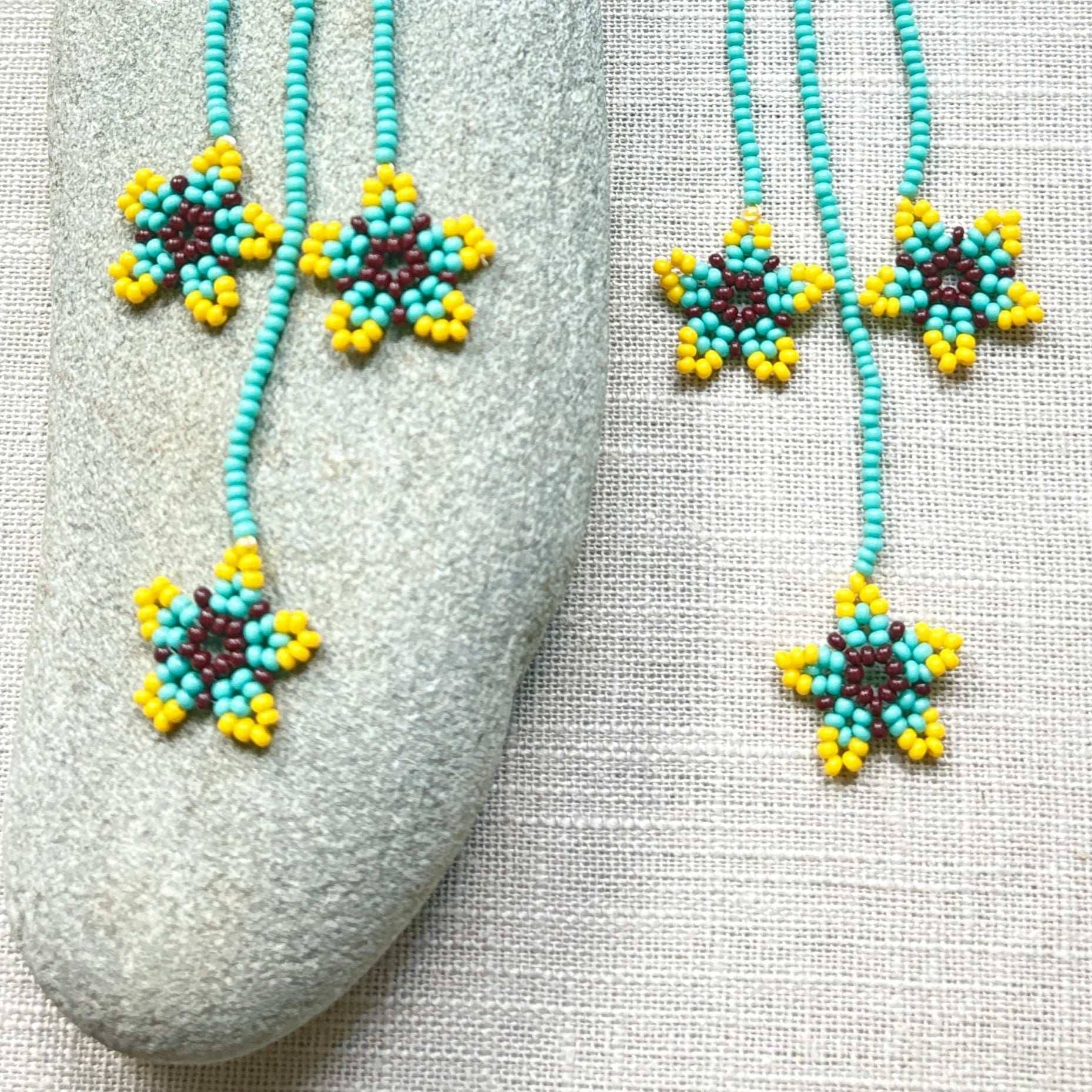 Boucles d'oreilles en perles de verre (Miçanga) - Fleur bleu jaune et marron - Ethnie Borari Boucles d'oreilles Ethnie Borari, localisée dans l'état du Pará dans le Nord du Brésil. 