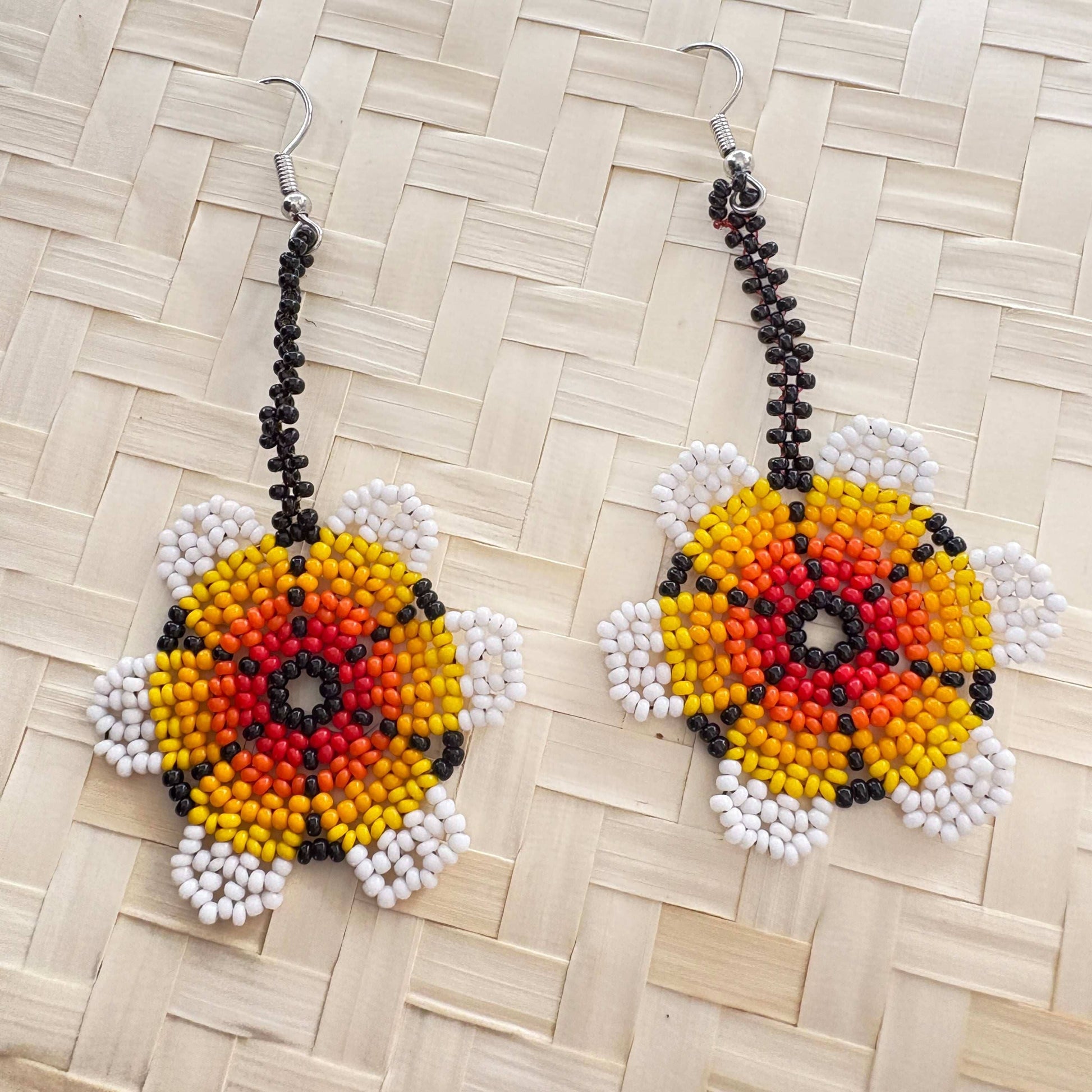 Boucles d'oreilles en perles de verre (miçanga) - Fleur coeur noir - Ethnie Wai Wai Boucles d'oreilles Ethnie Wai Wai localisée dans les états de l' Amazonas, Pará et Roraima dans le Nord du Brésil. 