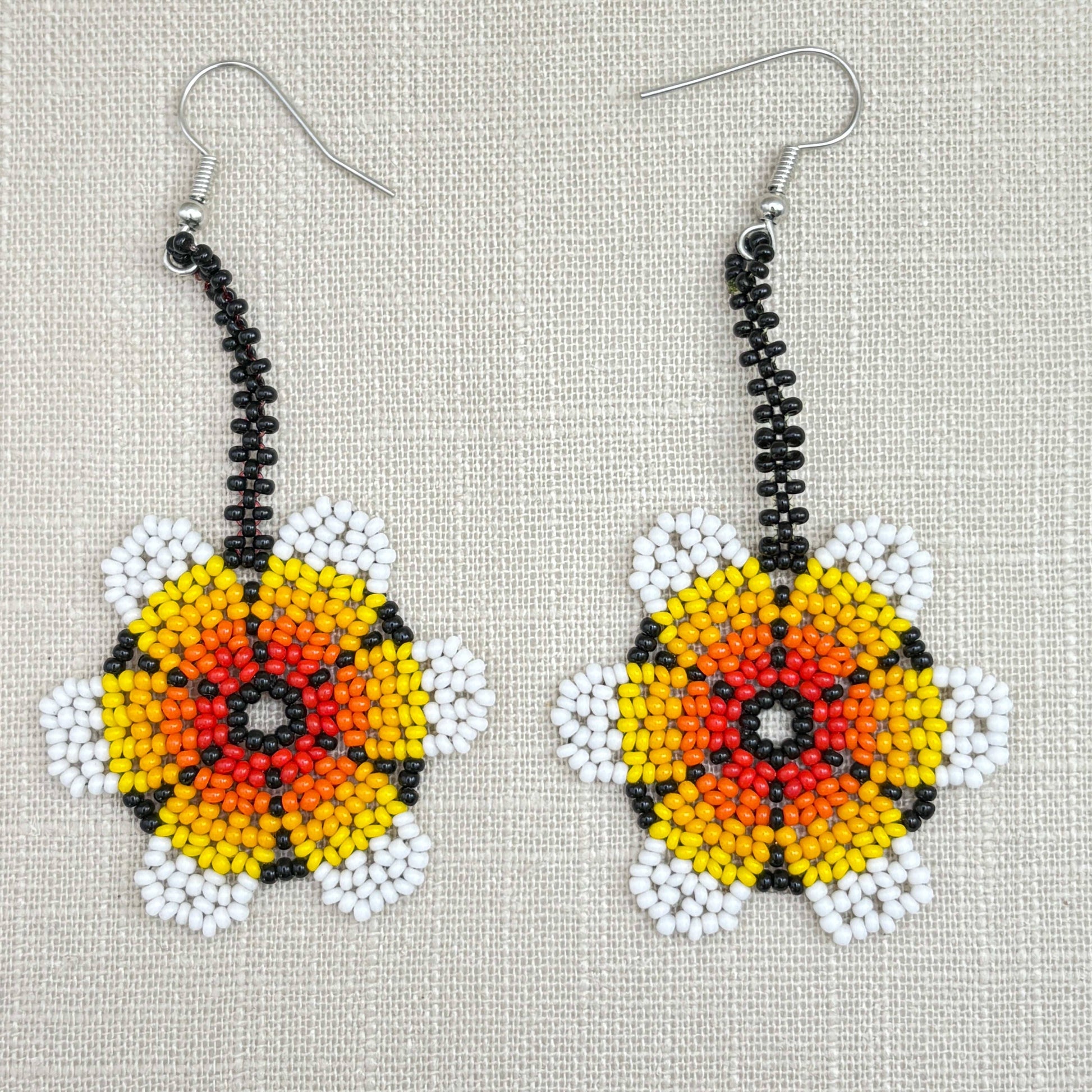 Boucles d'oreilles en perles de verre (miçanga) - Fleur coeur noir - Ethnie Wai Wai Boucles d'oreilles Ethnie Wai Wai localisée dans les états de l' Amazonas, Pará et Roraima dans le Nord du Brésil. 