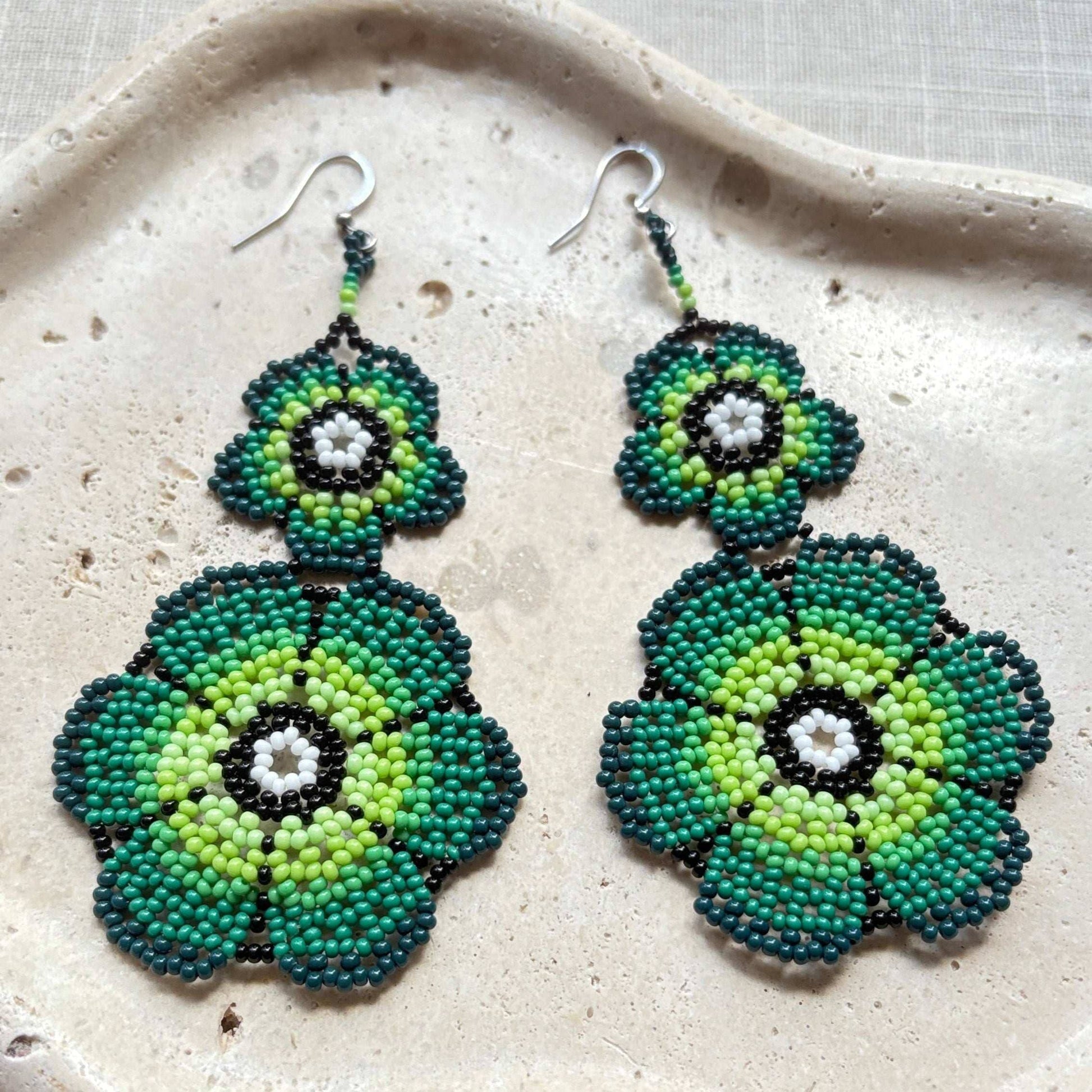 Boucles d'oreilles en perles de verre (Miçanga) - Fleur double vert noir et blanc - Ethnie Borari Boucles d'oreilles Ethnie Borari, localisée dans l'état du Pará dans le Nord du Brésil. 