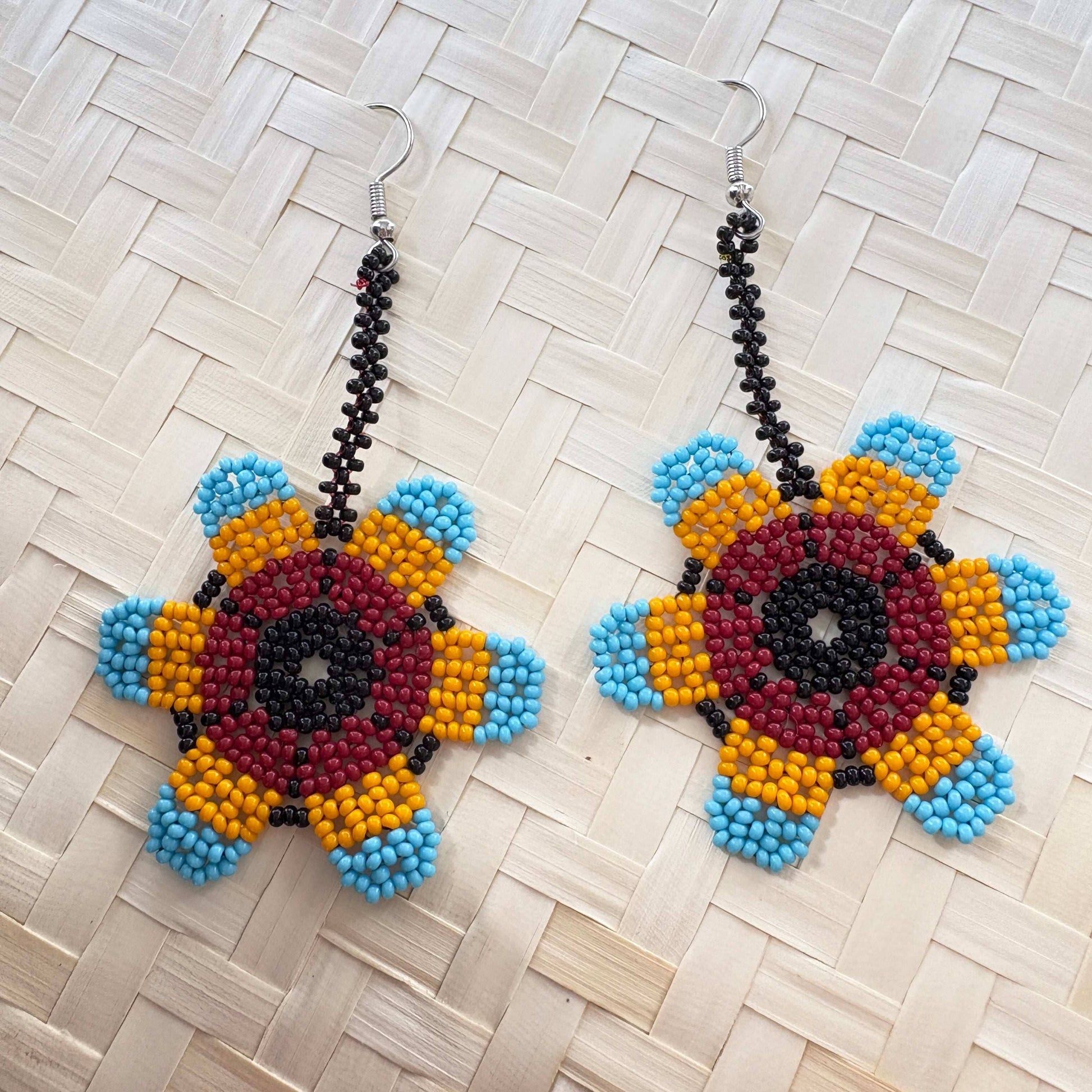 Boucles d'oreilles en perles de verre (miçanga) - Fleur marron jaune et bleu - Ethnie Wai Wai Boucles d'oreilles Ethnie Wai Wai localisée dans les états de l' Amazonas, Pará et Roraima dans le Nord du Brésil. 